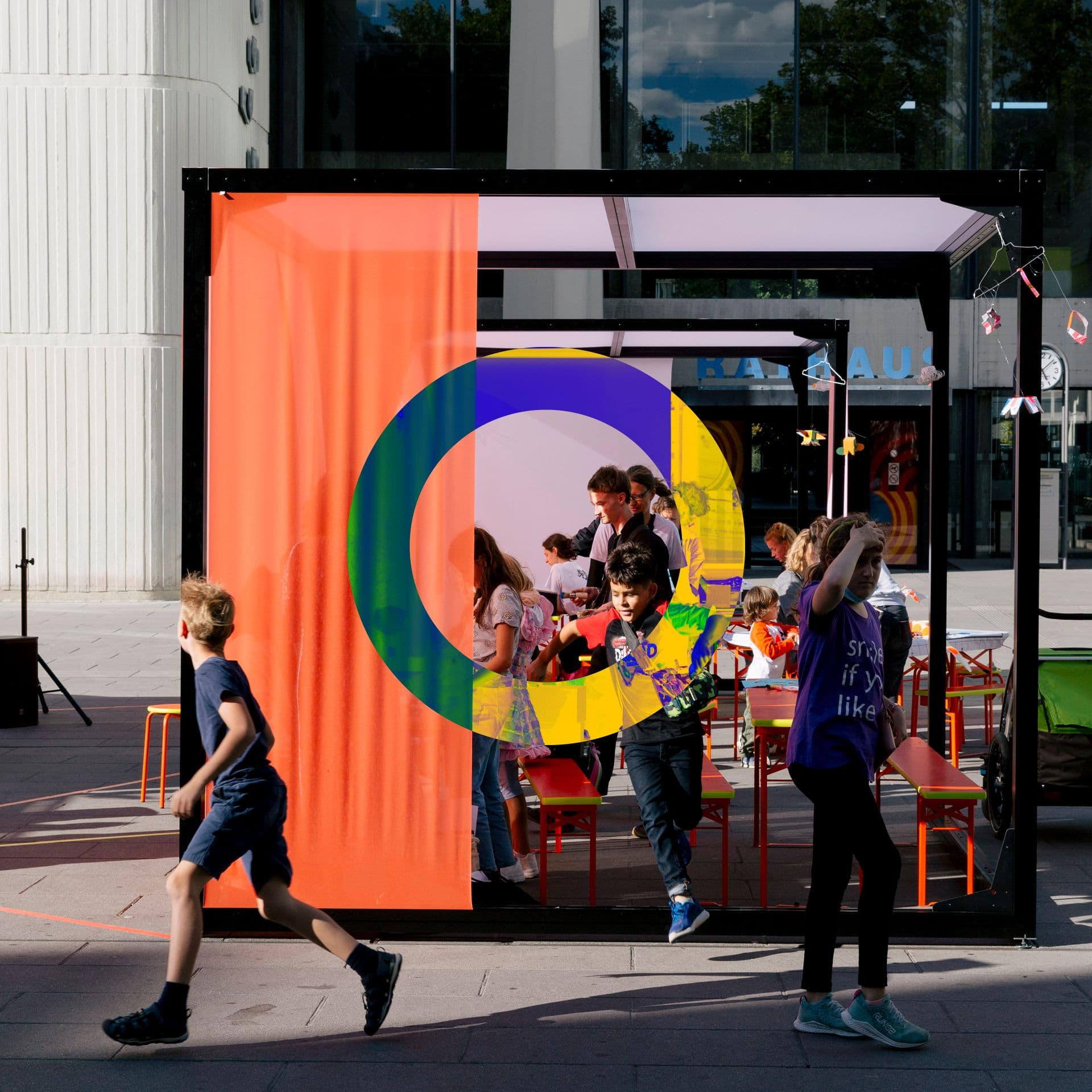 Ein Bild mit spielenden Kindern mit dem Logo der Open Design Week