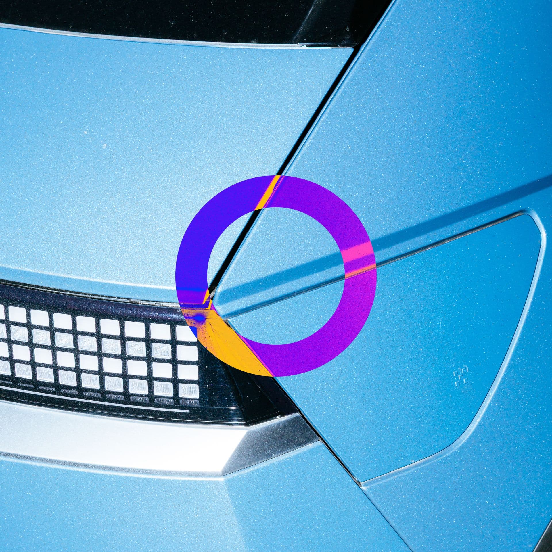 Bild eines blauen Fahrzeugs mit dem Logo der Open Design Week