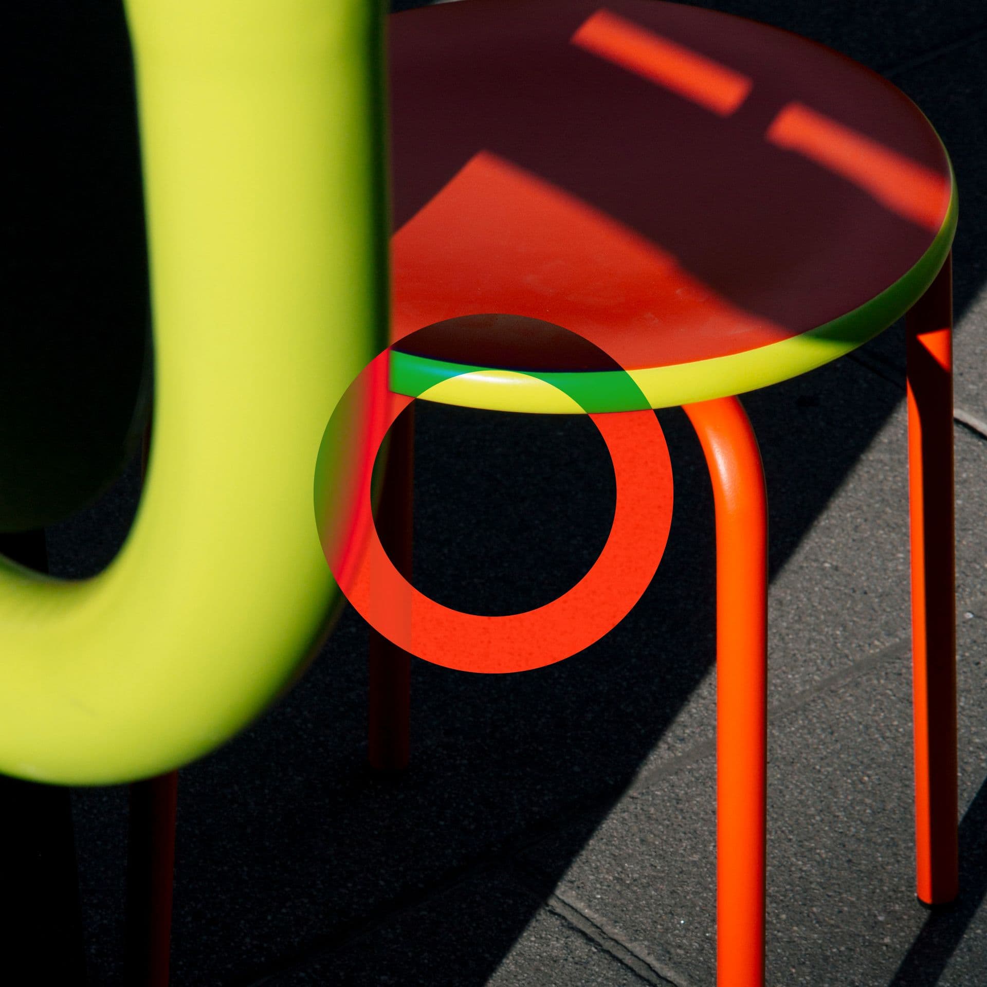 Ein bild mit einem Hocker und dem O der Open drauf