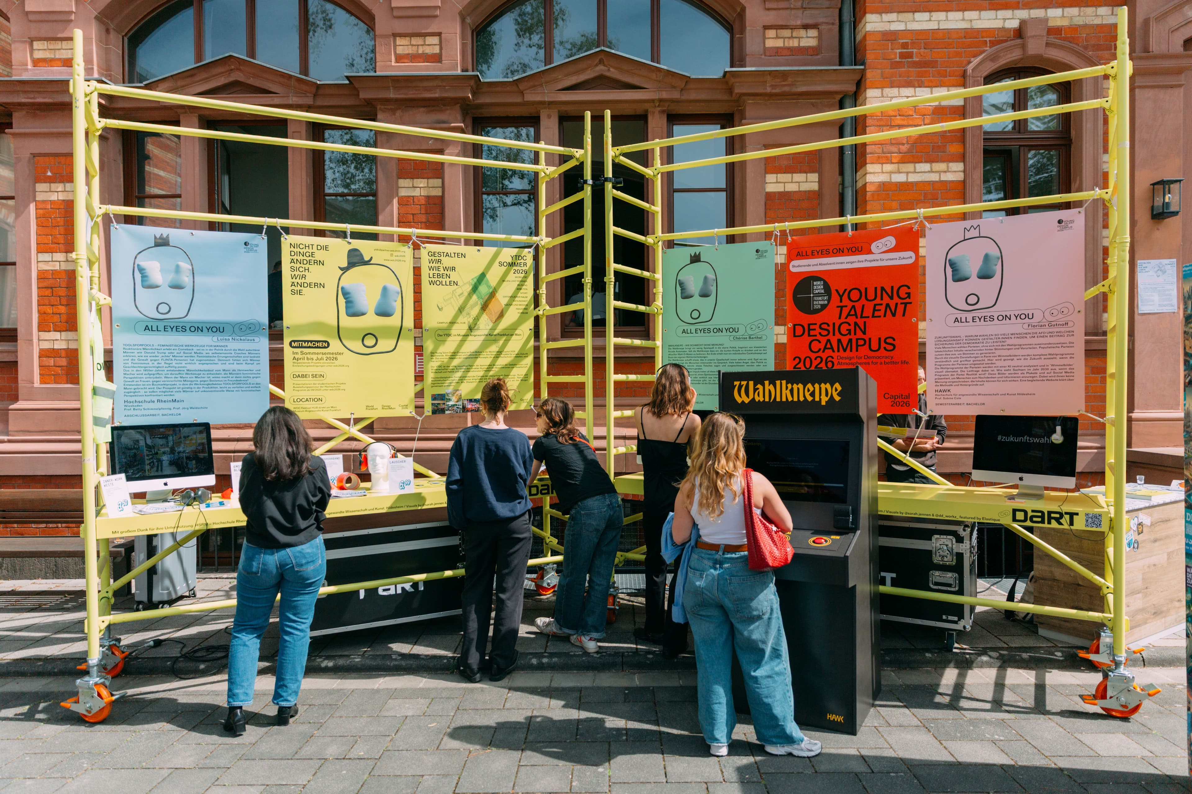 Junge Menschen vor einer Ausstellung zum Young Talent Design Campus
