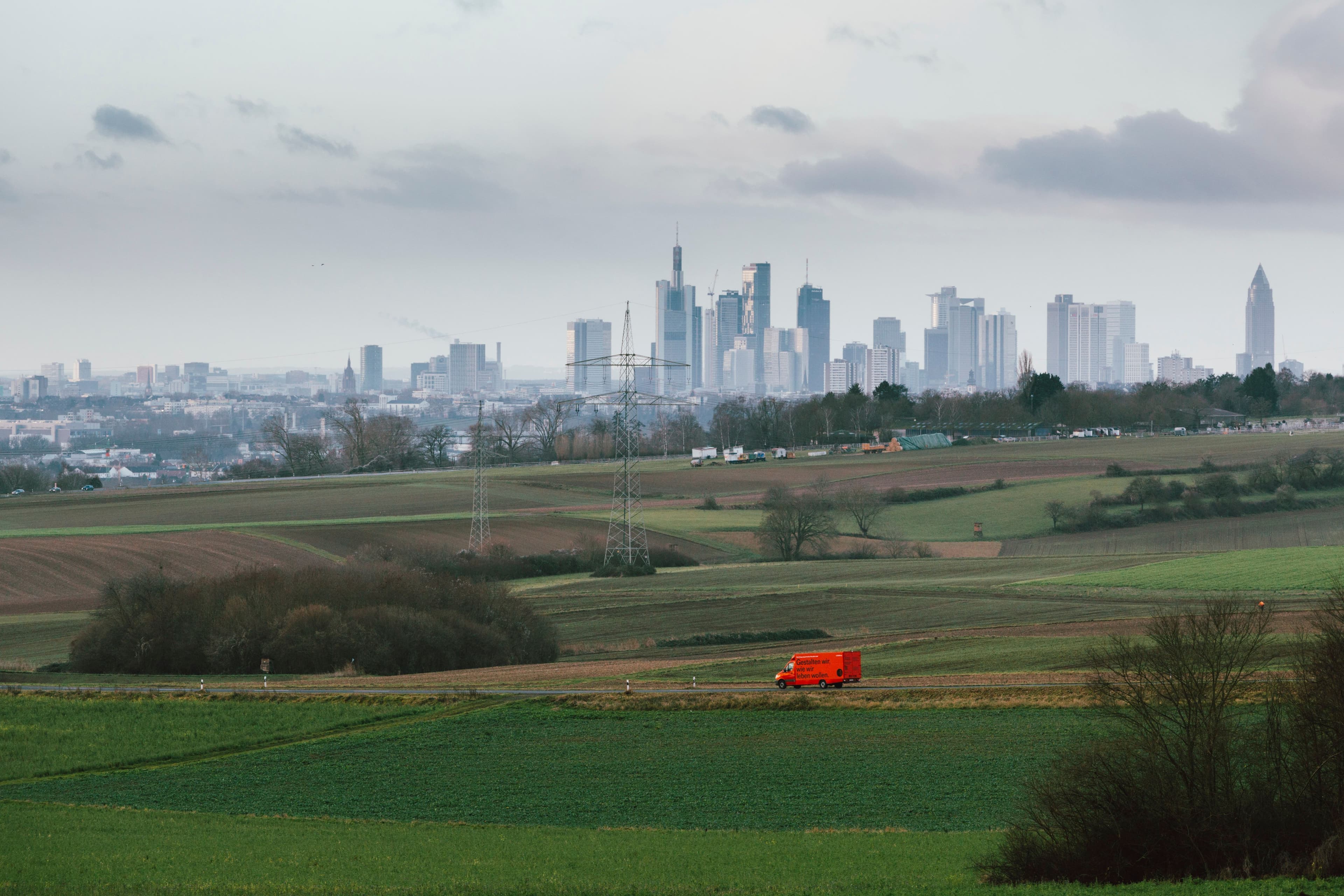 Der Werkstattwagen vor der Skyline von Frankfurt.