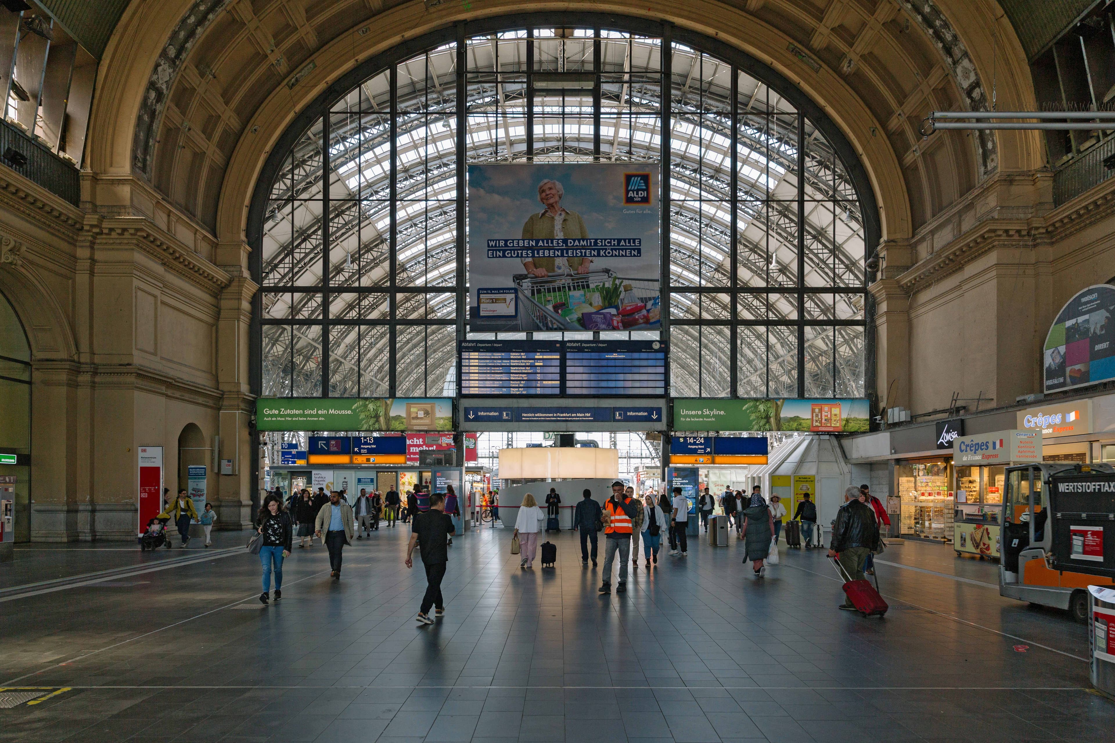 Blick in die Empfangshalle des Frankfurter Hauptbahnhofs
