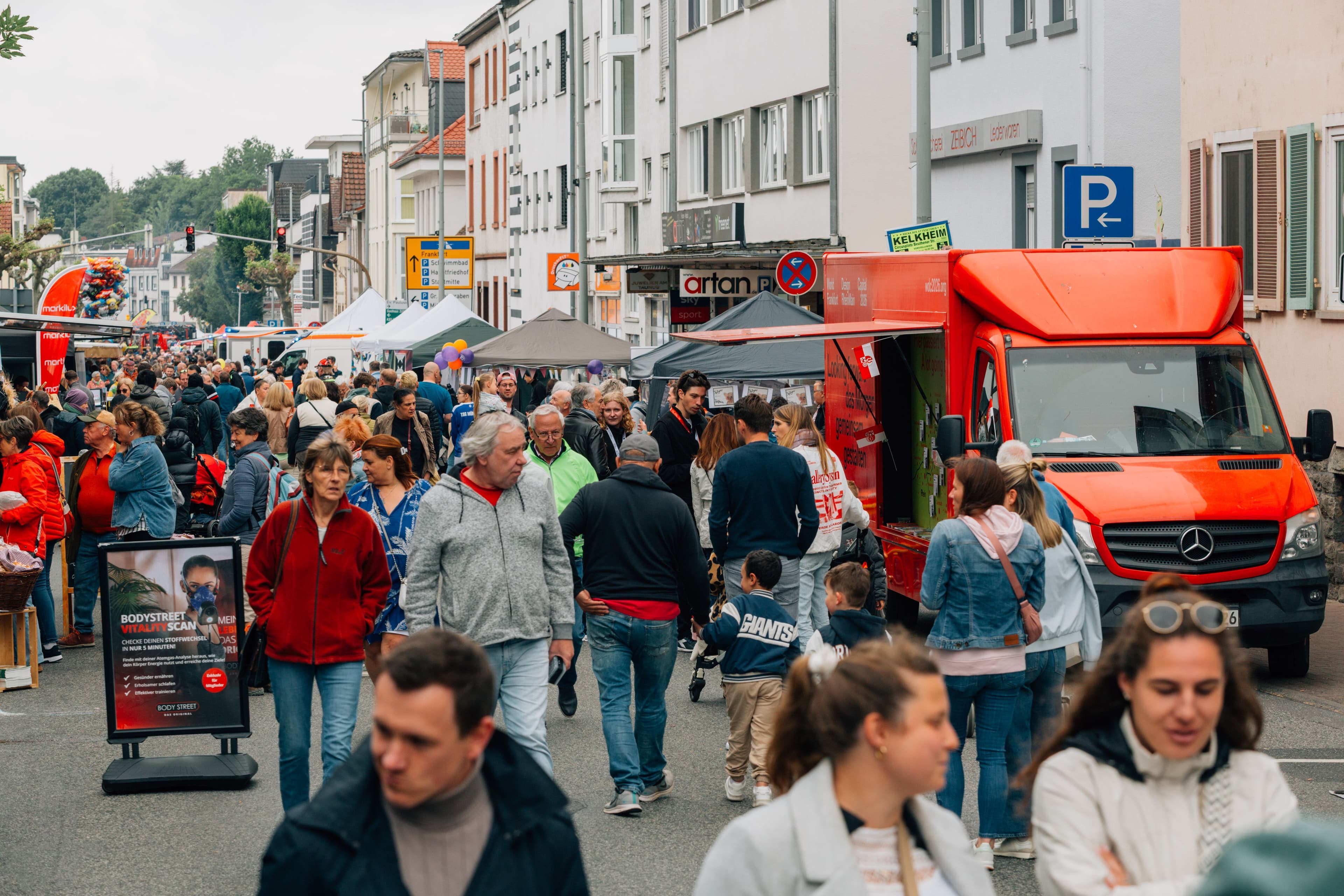 Menschen in Kelkheim auf dem Straßenfest