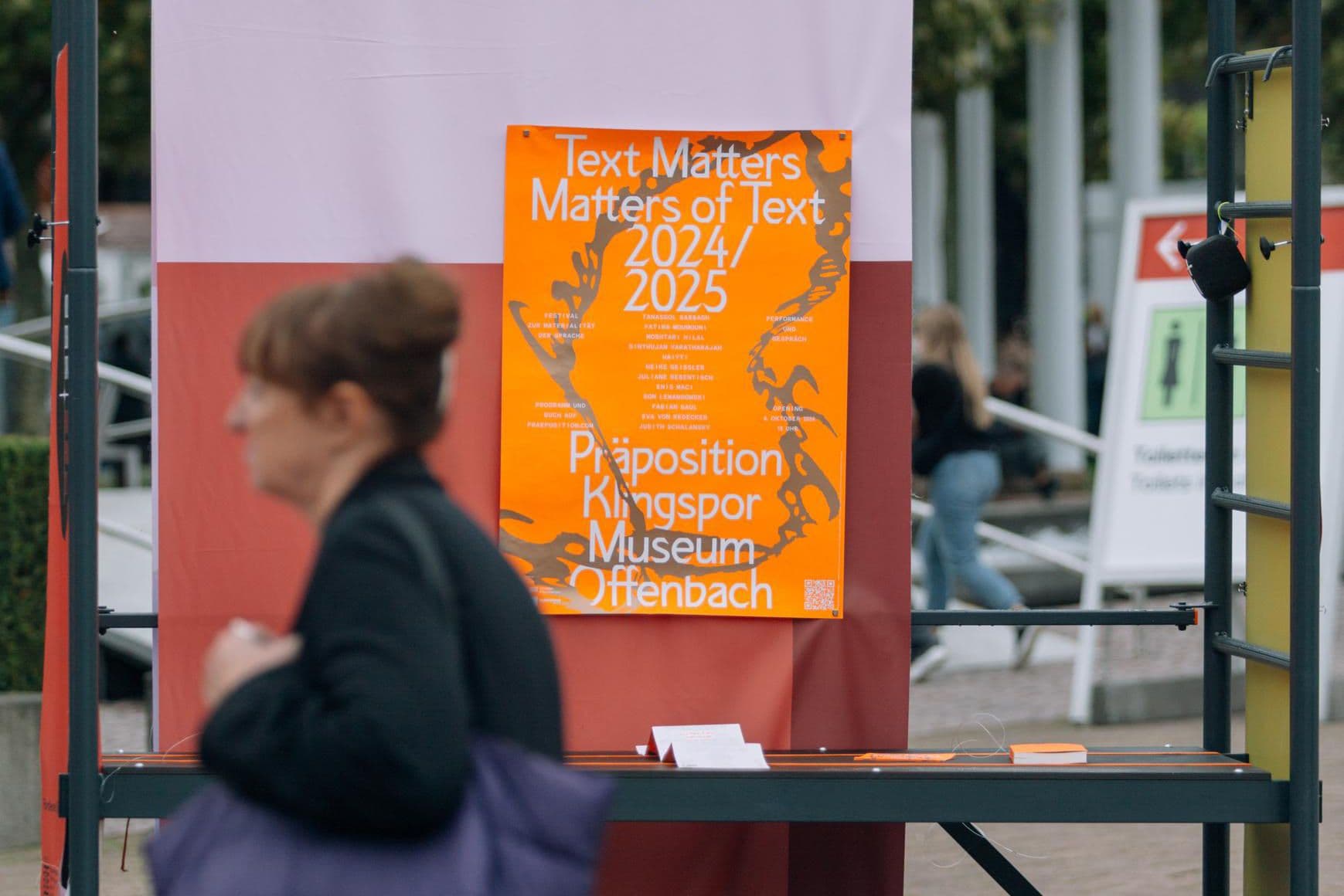 Ein Plakat von Text matters hängt am WDC Stand auf der Frankfurter Buchmesse 