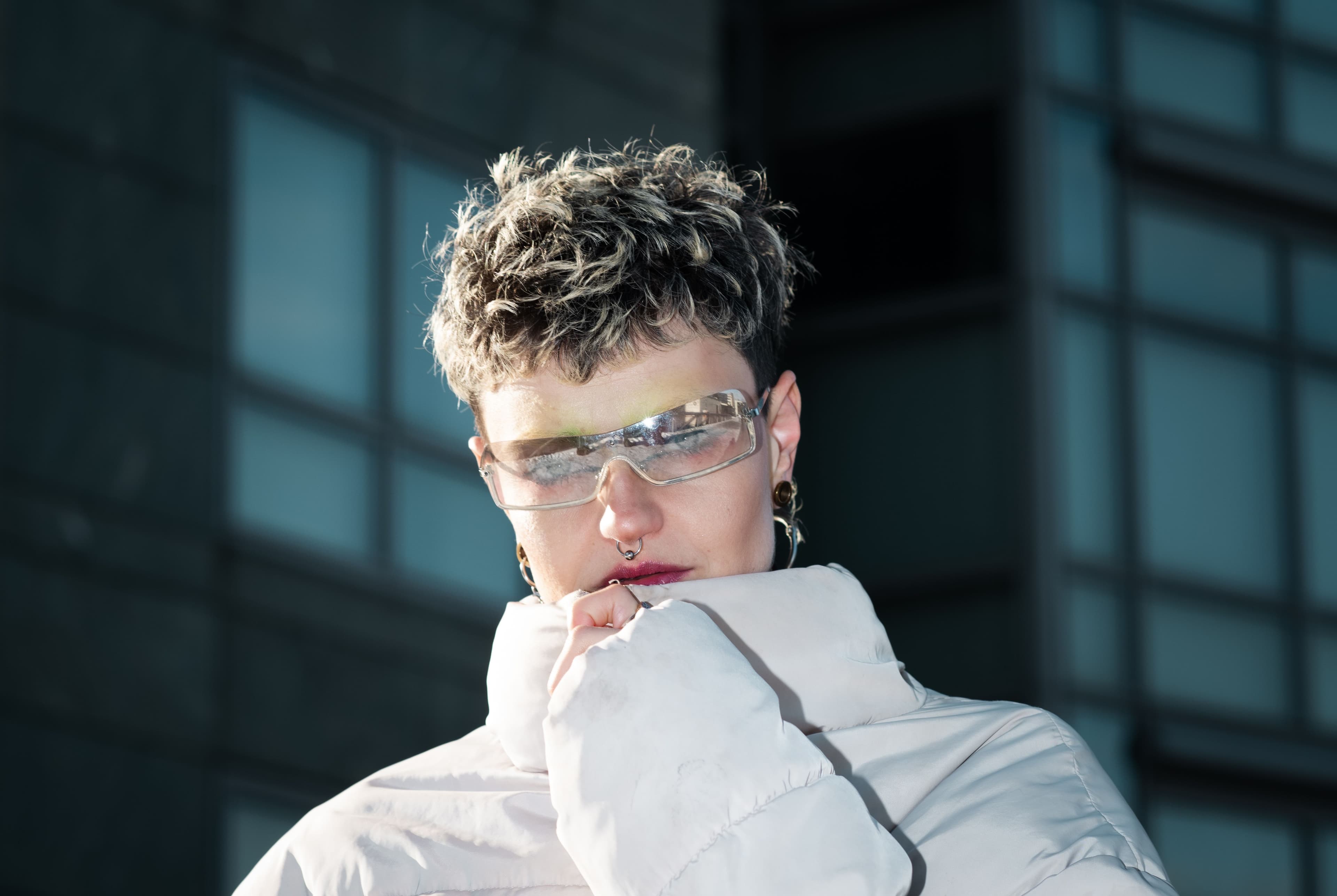 Poträt einer Person mit Sonnenbrille 