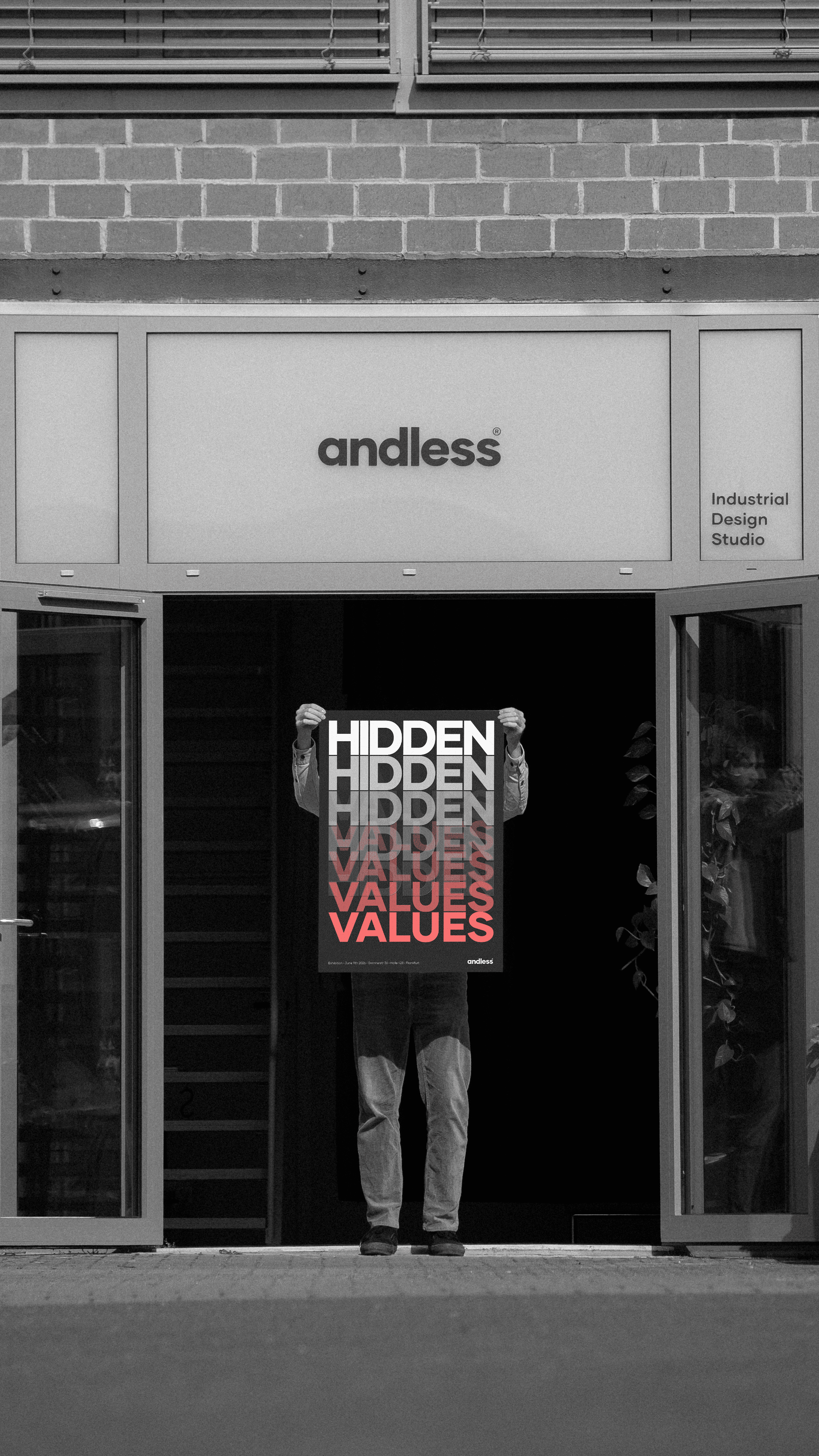 Eine Person hält ein Plakat in die Höhe