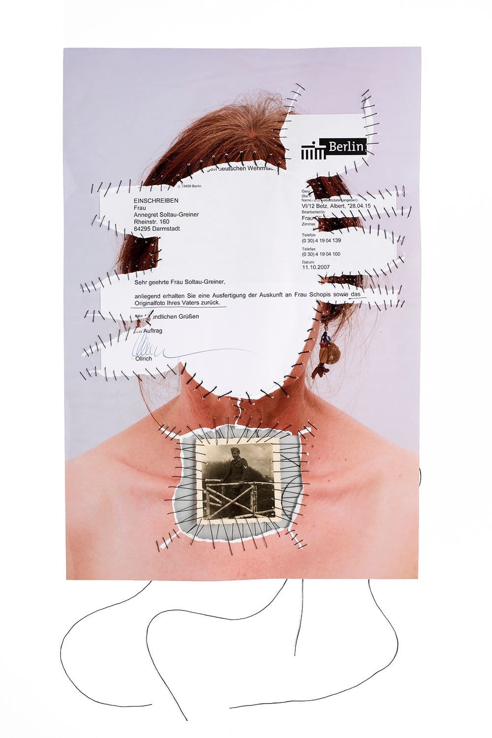 Frau mit einer Zeichnung vor dem Gesicht