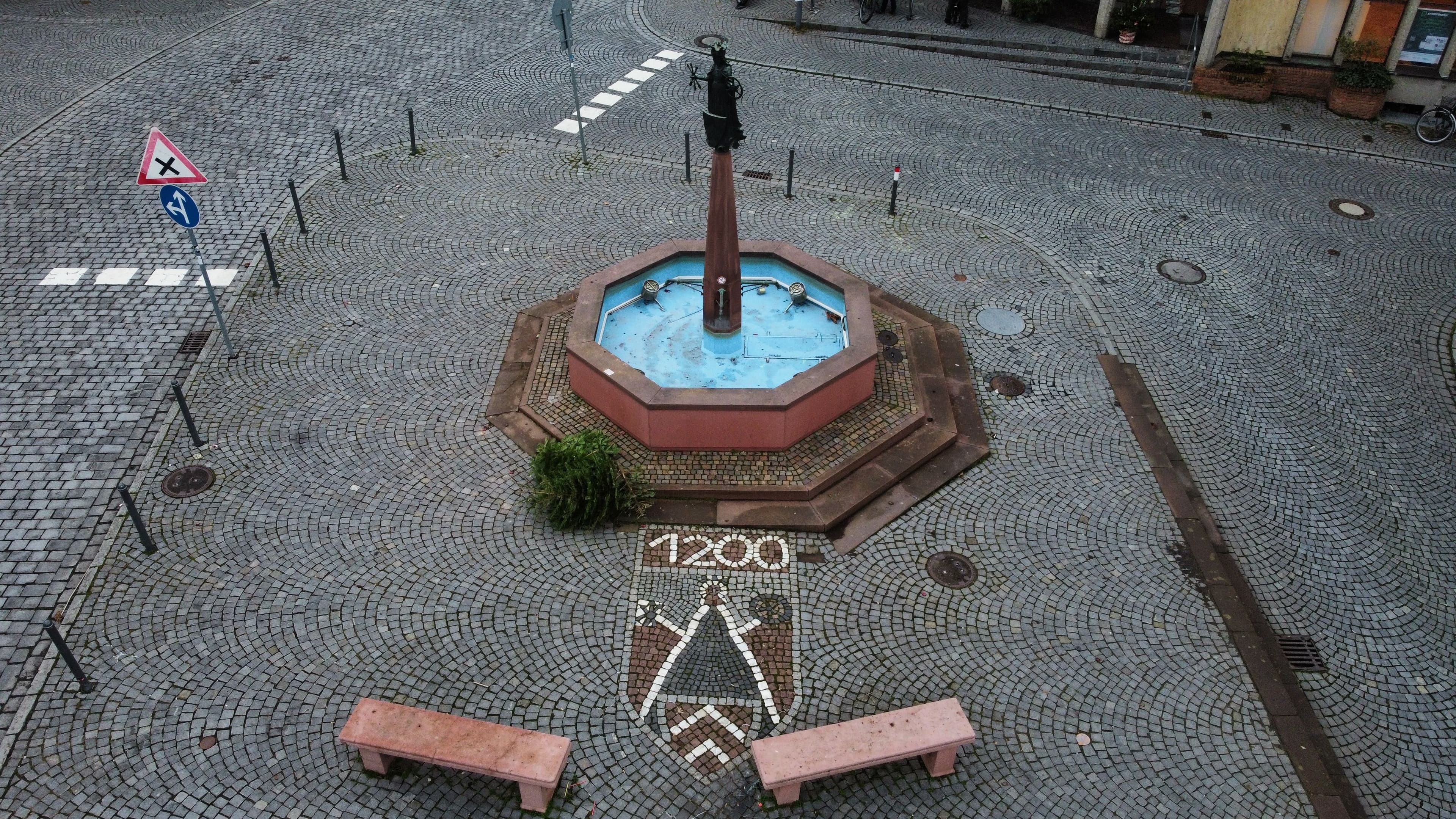 Blick auf den Brunnen des Marktplatz Oberursel