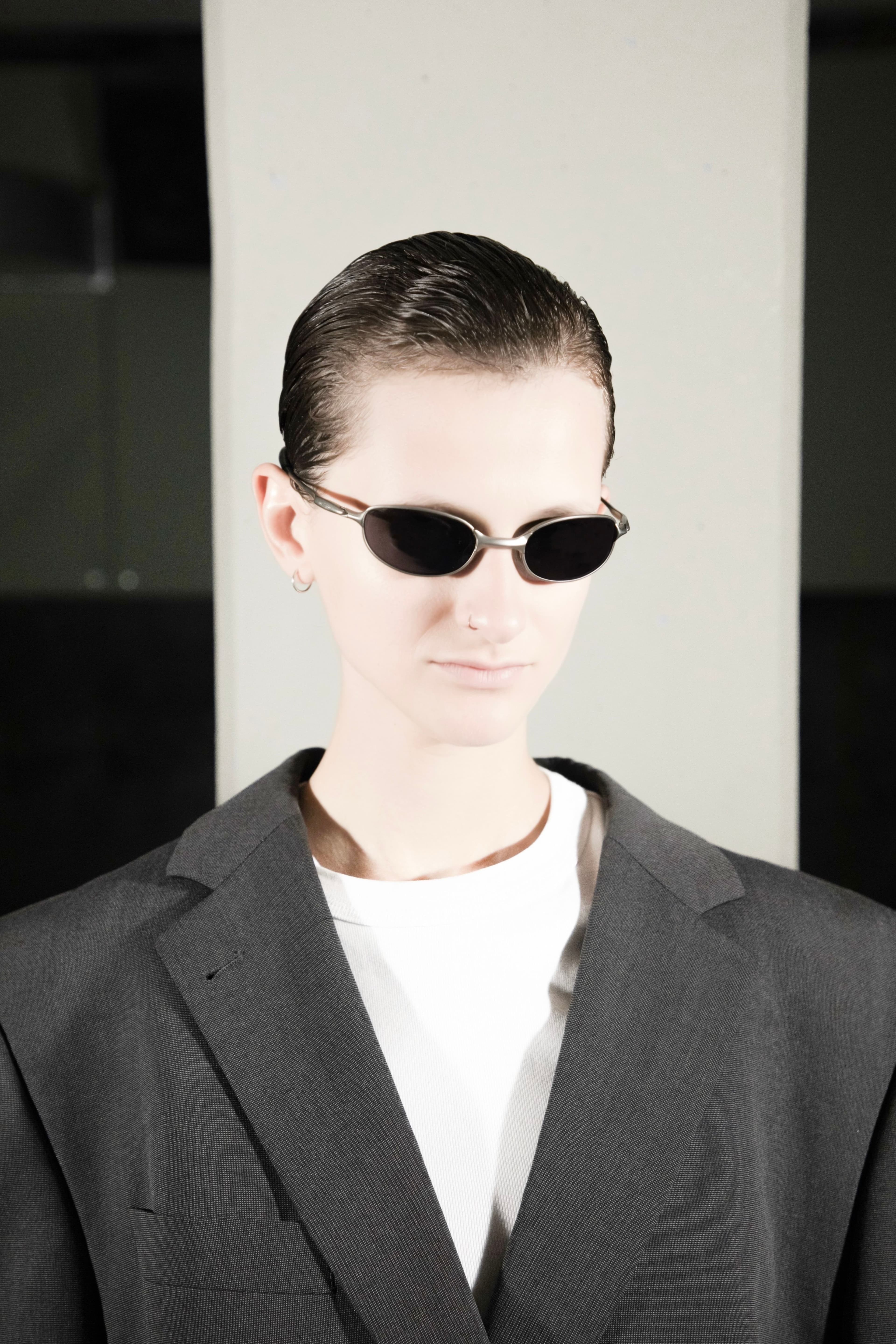 Eine potrait Aufnahme einer person mit Sonnenbrille 