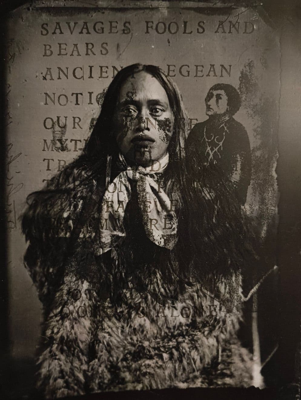 Collage eines historischen Fotos einer Frau mit einer Buchseite