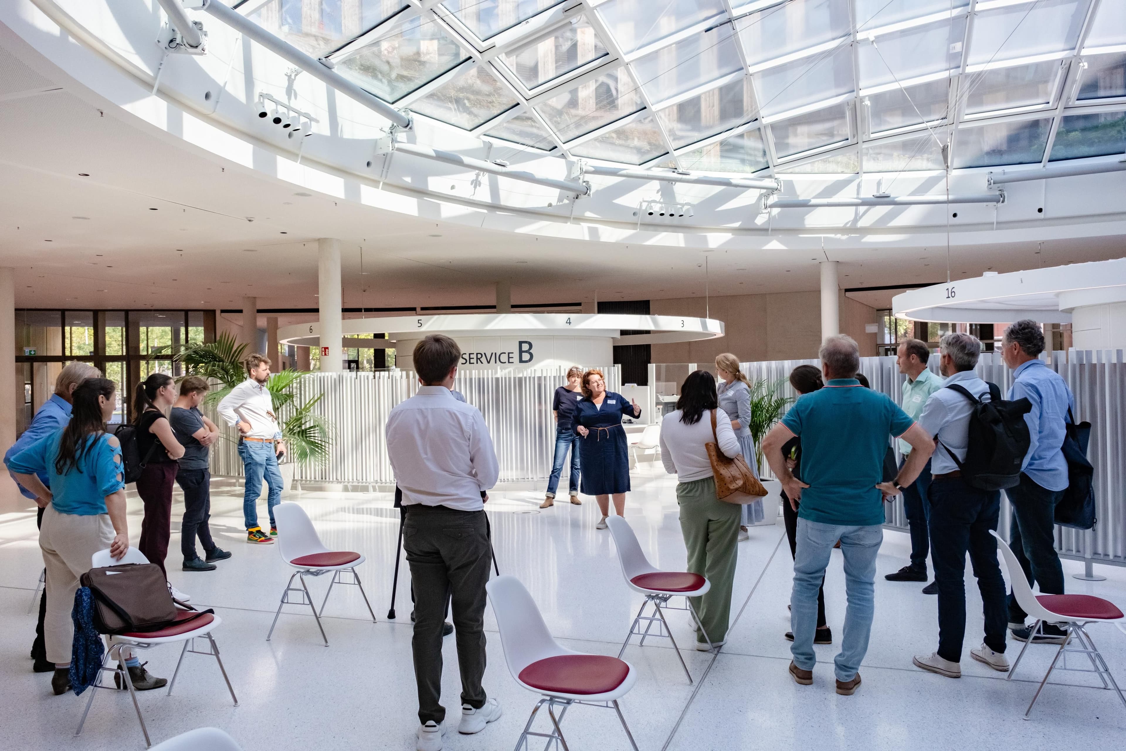 Menschen stehen zusammen in einem Foyer
