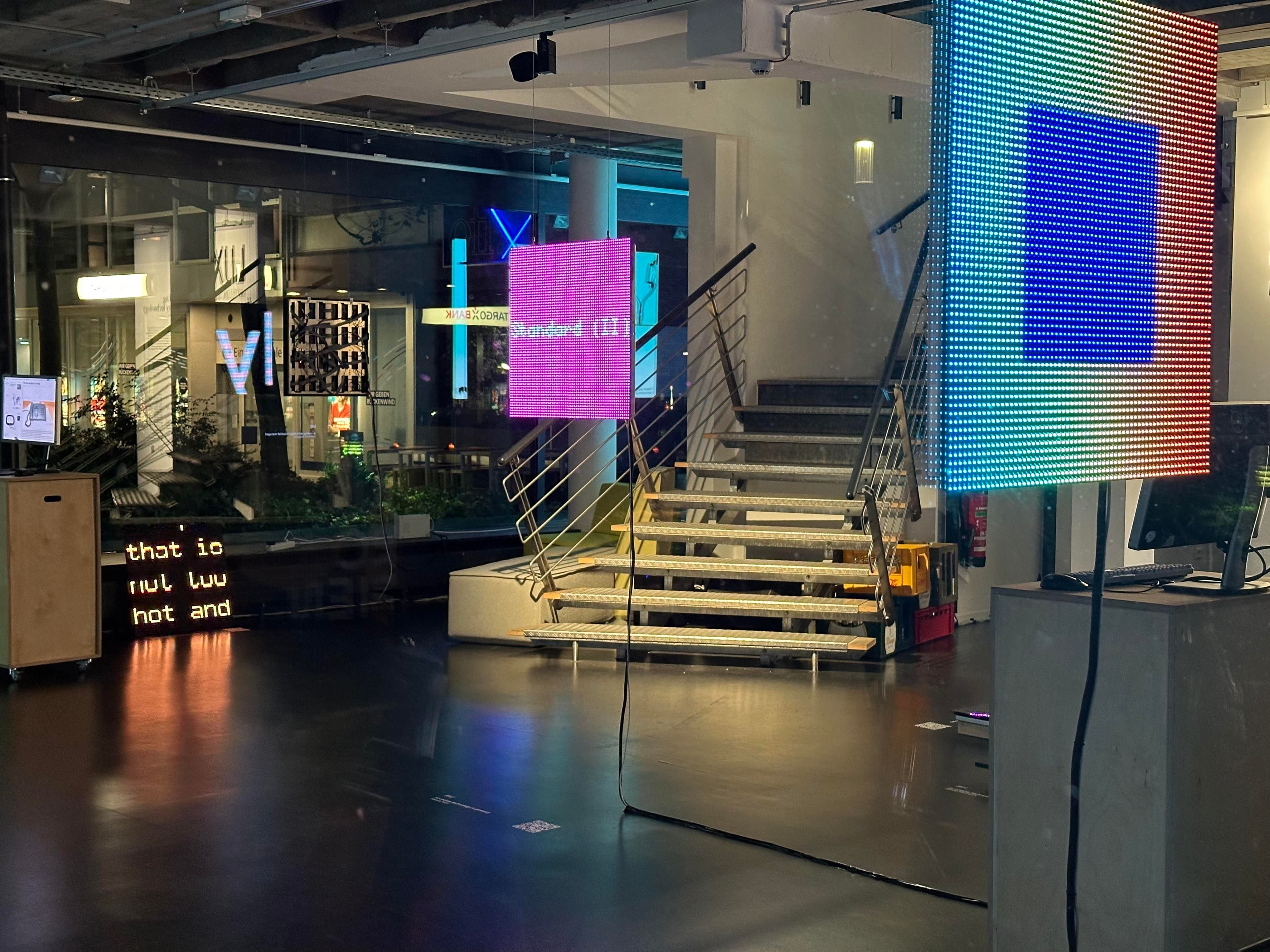 Ein Raum mit verschiedenen LED-Screens.