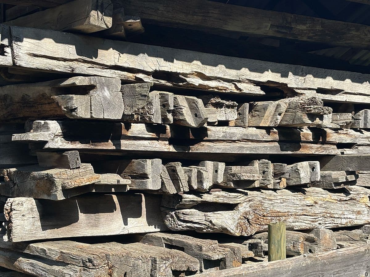 Blick auf einen Stapel alter Holzbalken 