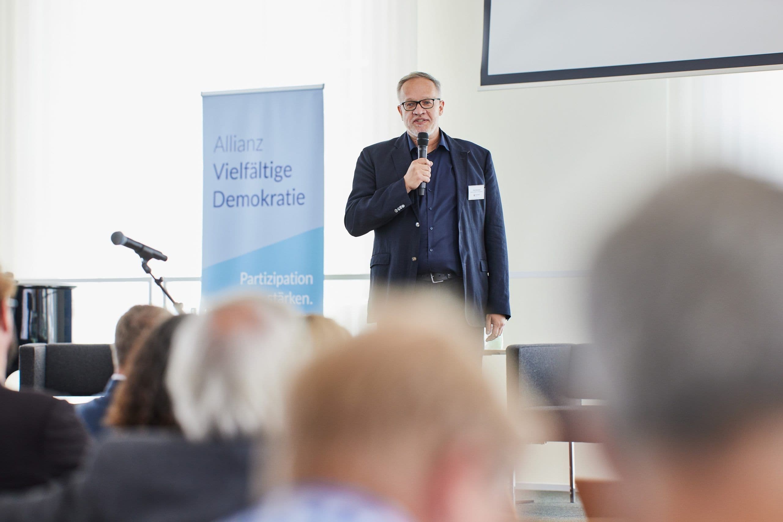 Jörg Sommer ist Politikwissenschaftler und Soziologe, er beschäftigt sich seit über 30 Jahren mit dem Design demokratischer Prozesse.