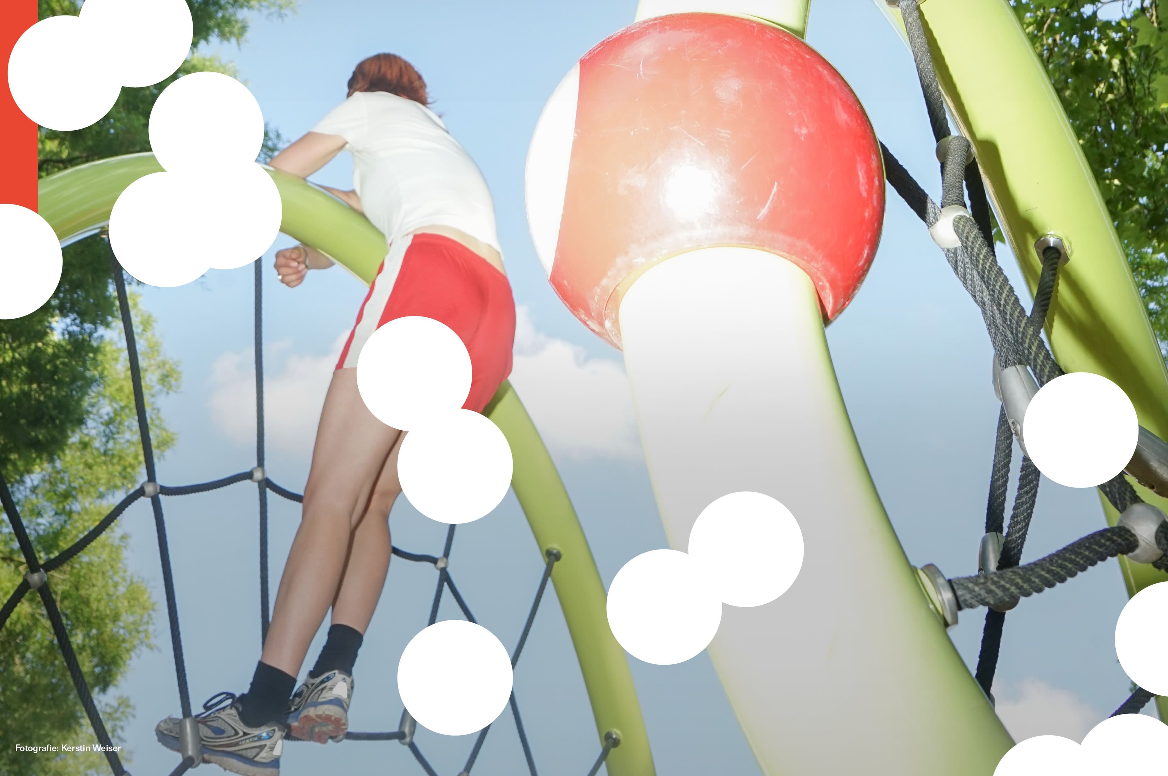 Bild, auf dem eine junge Person auf einem Spielplatz klettert.