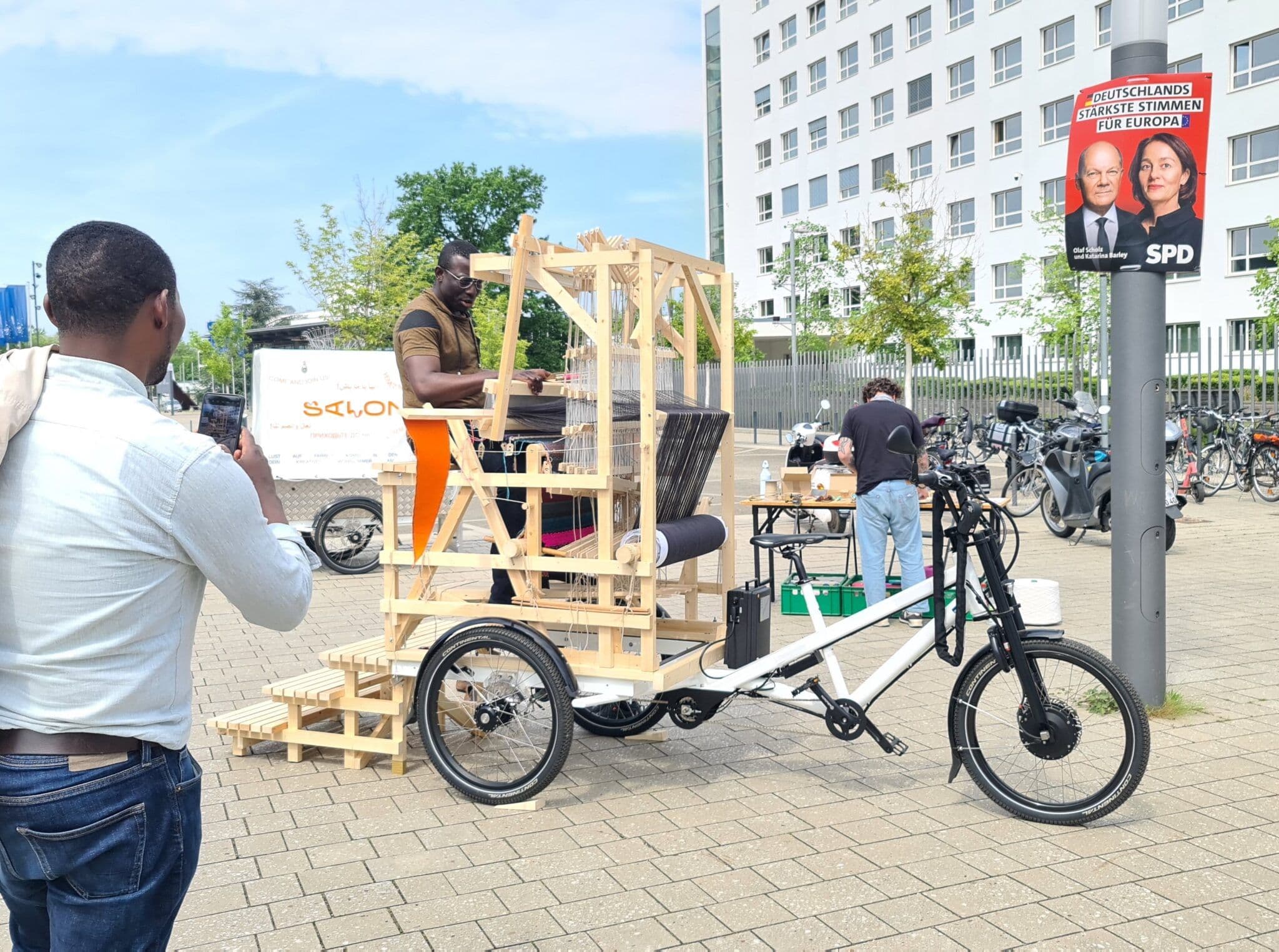 das Loomcycle steht auf einem Platz