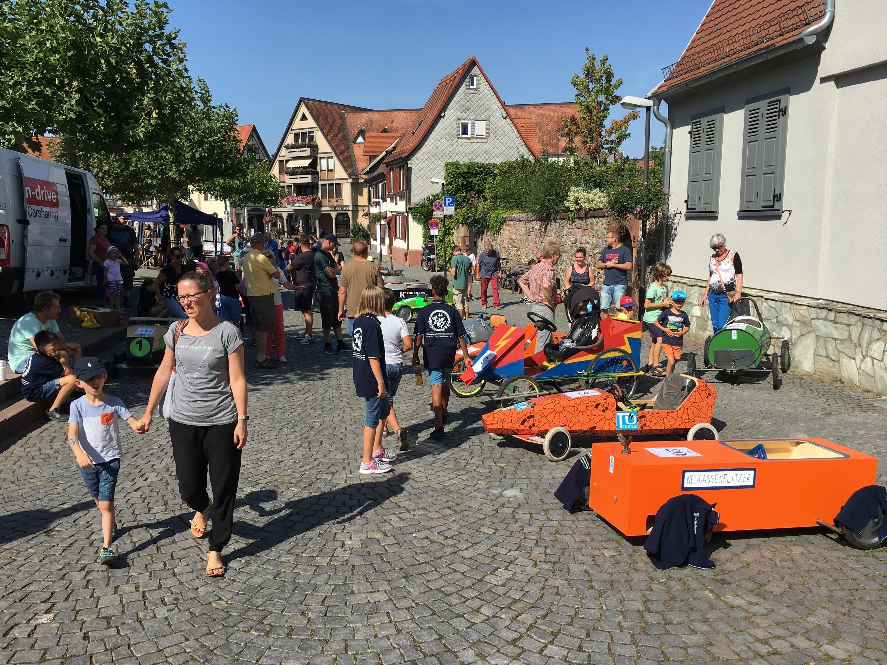 Seifenkisten stehen auf dem Marktplatz Oberursel