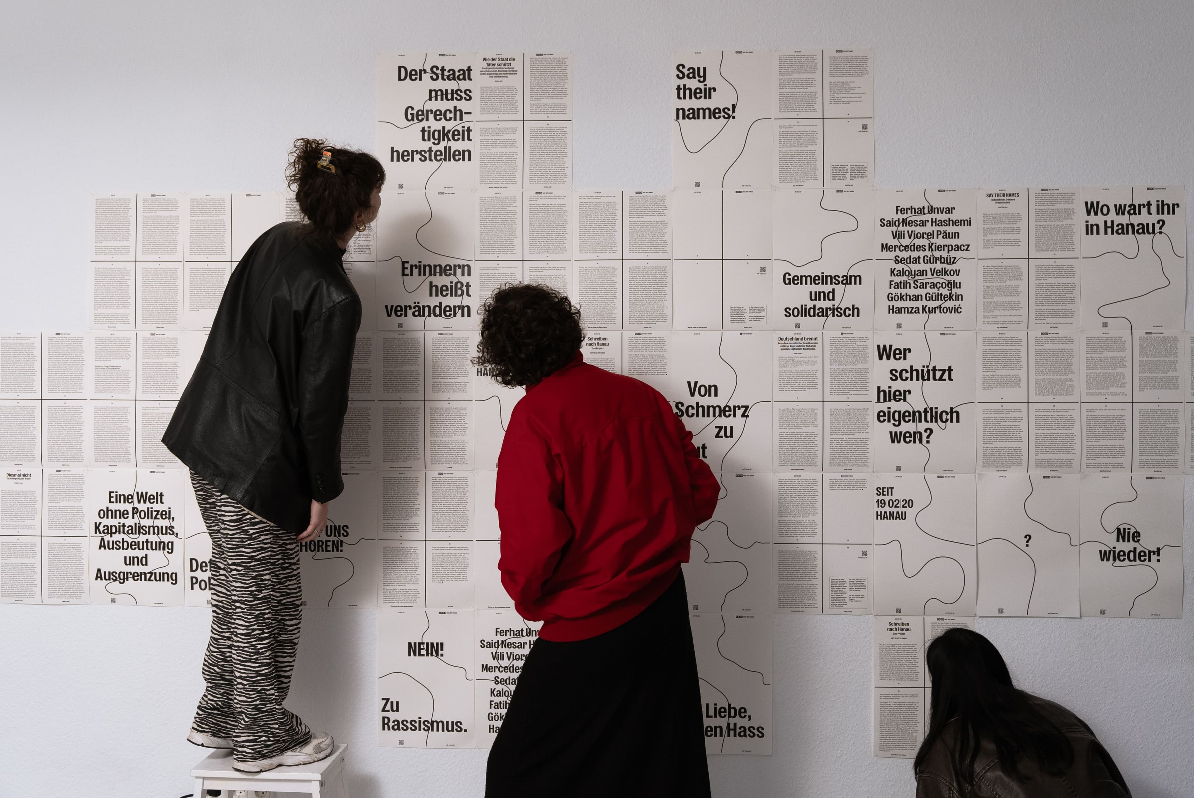 Zwei junge Frauen begutachten die Ausstellungstexte des Projektes Seit Hanau