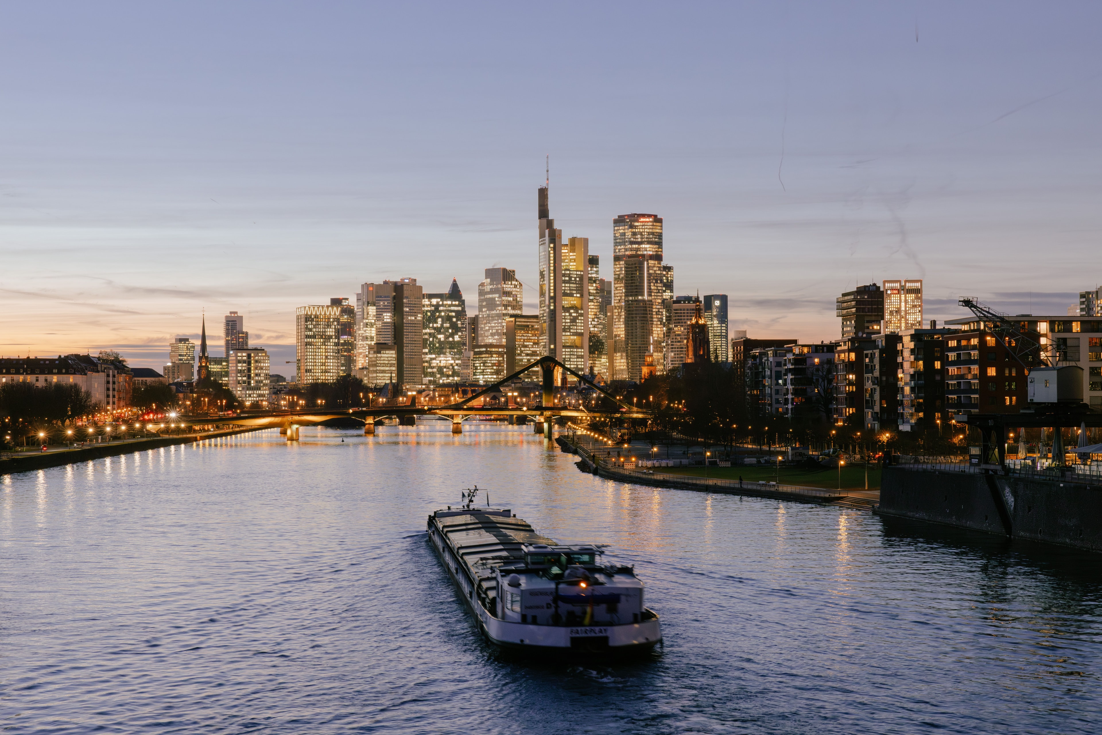 Die Frankfurter Skyline, von der Deutschherrenbrücke aus gesehen. 
