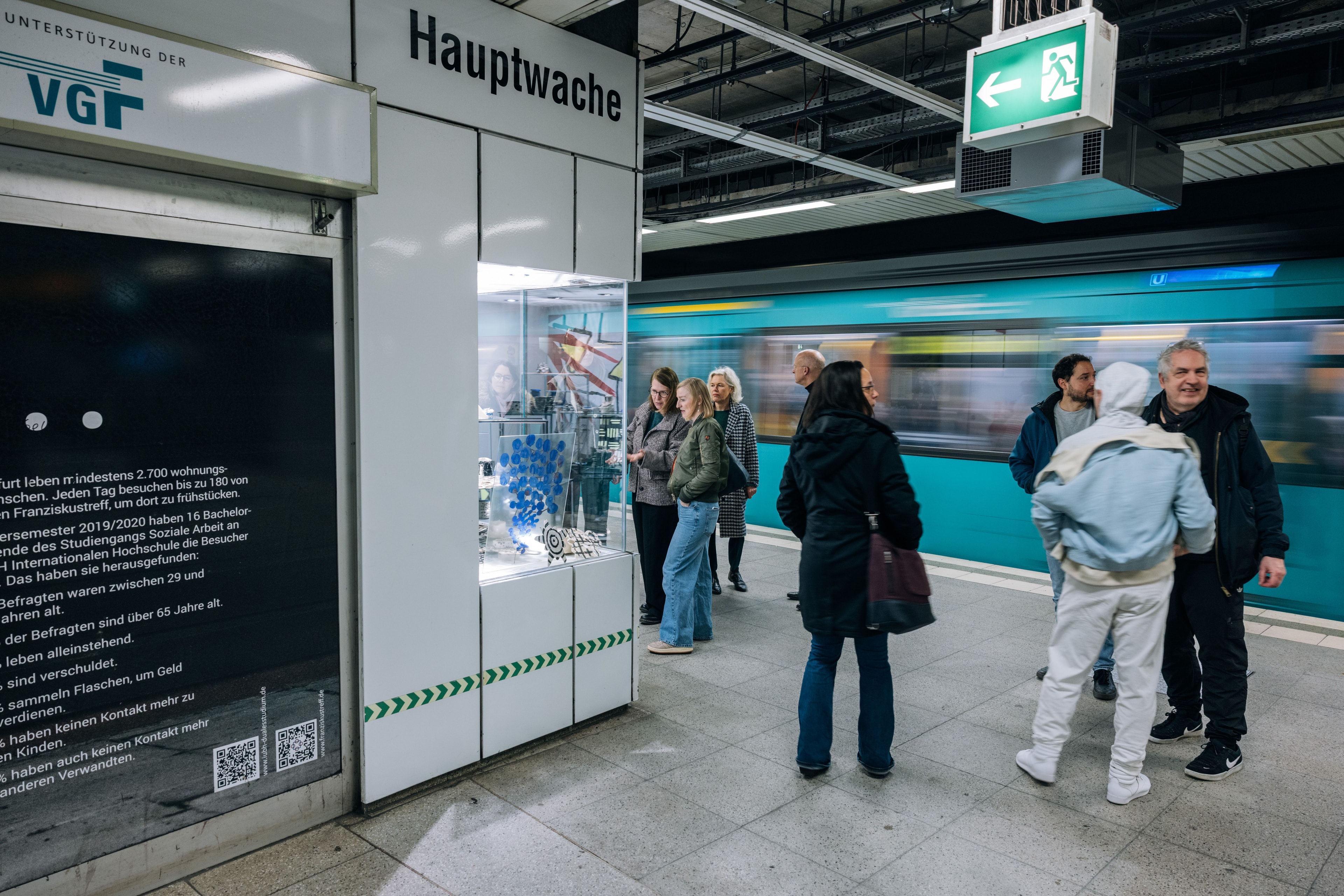 Passanten gegutachten Schaukästen an der Frankfurter Hauptwache