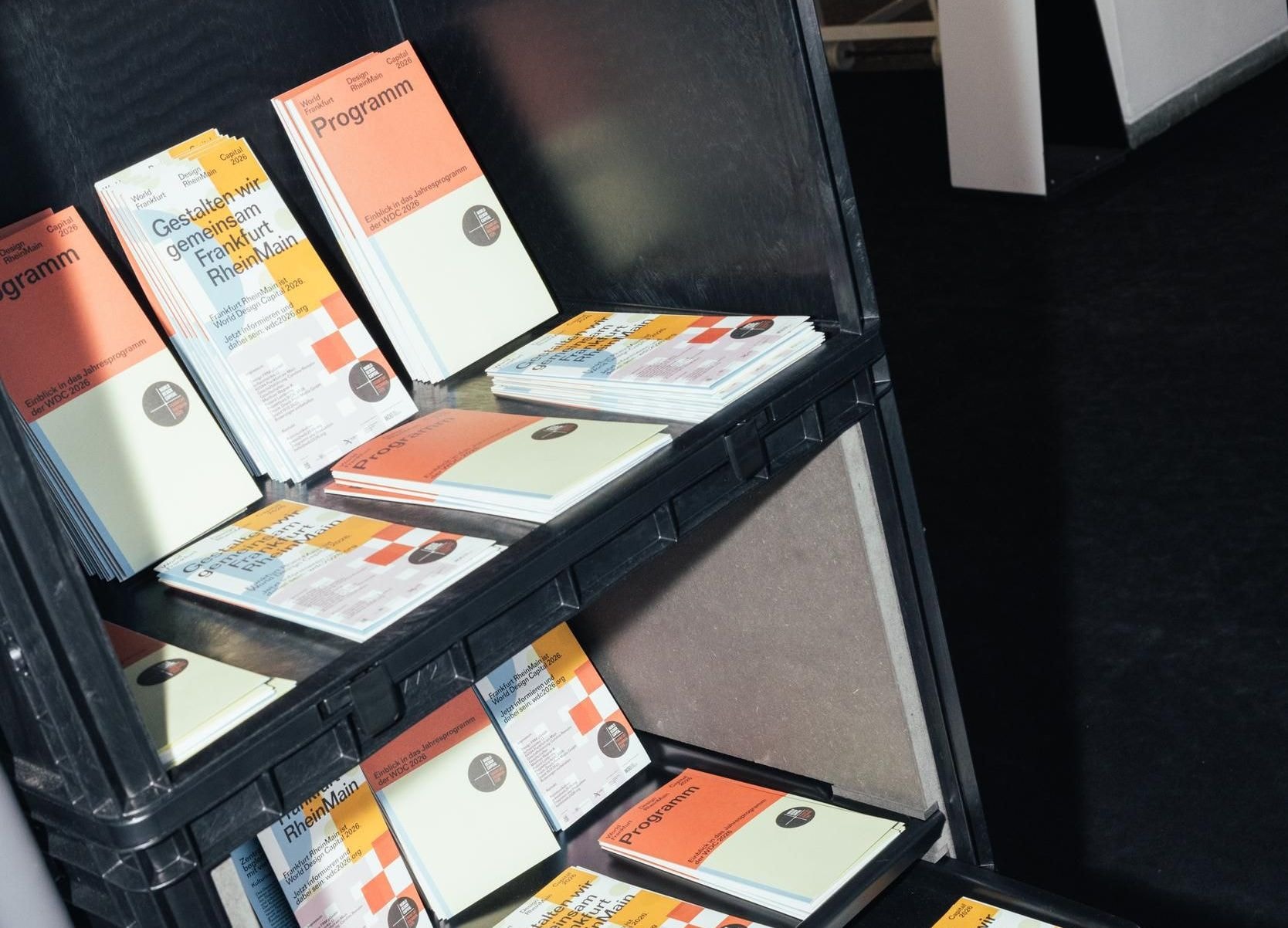 Ein Ständer mit Flyern und Programmheften von WDC 2026.