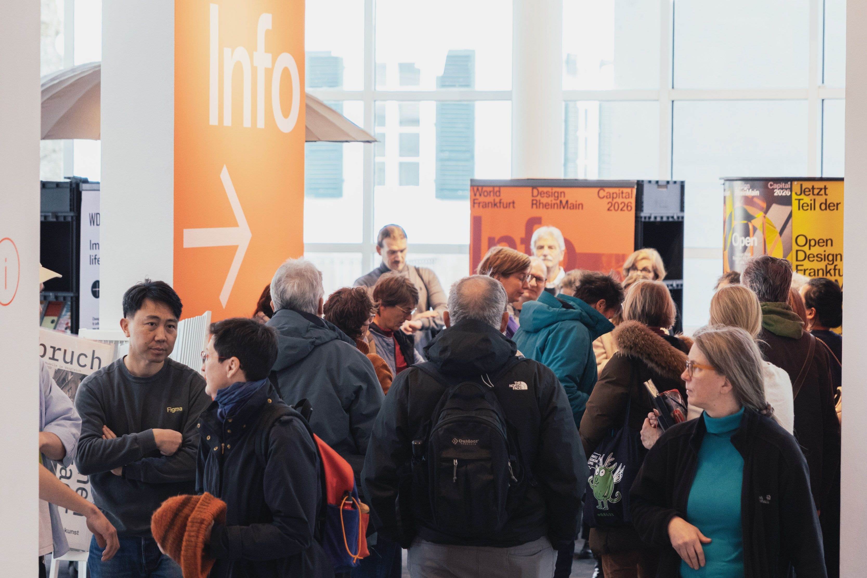 Eine Gruppe Menschen steht im Foyer des Museum Angewandte Kunst