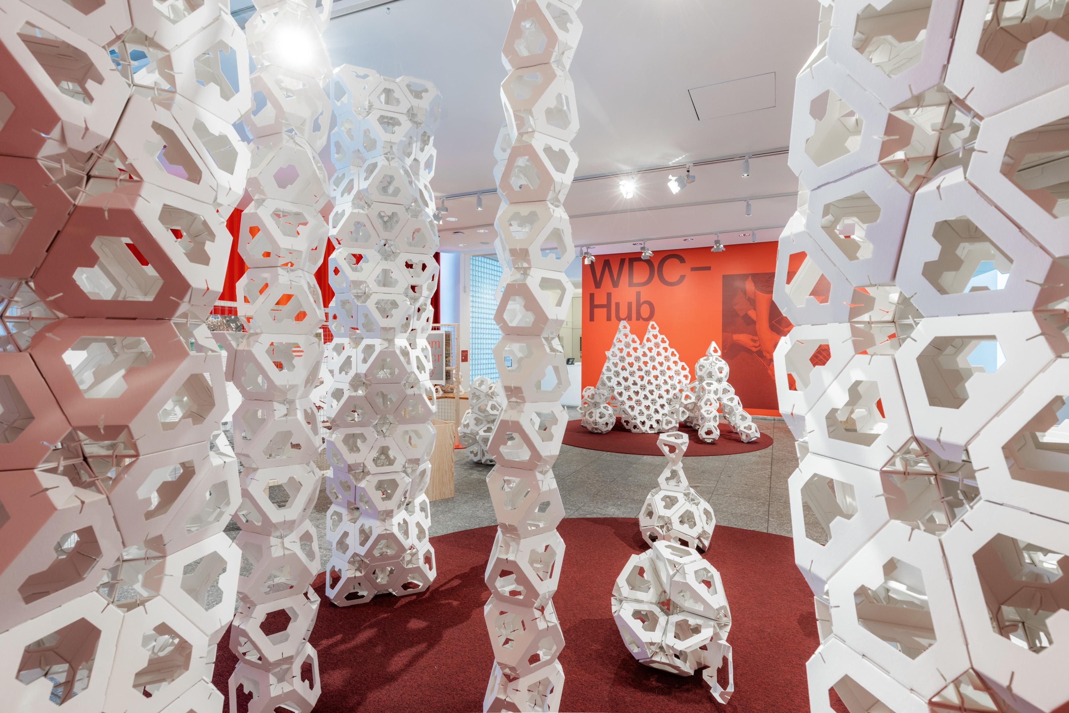 Ansichten des WDC Hub mit der Installation der Creative Paper Aesthetics