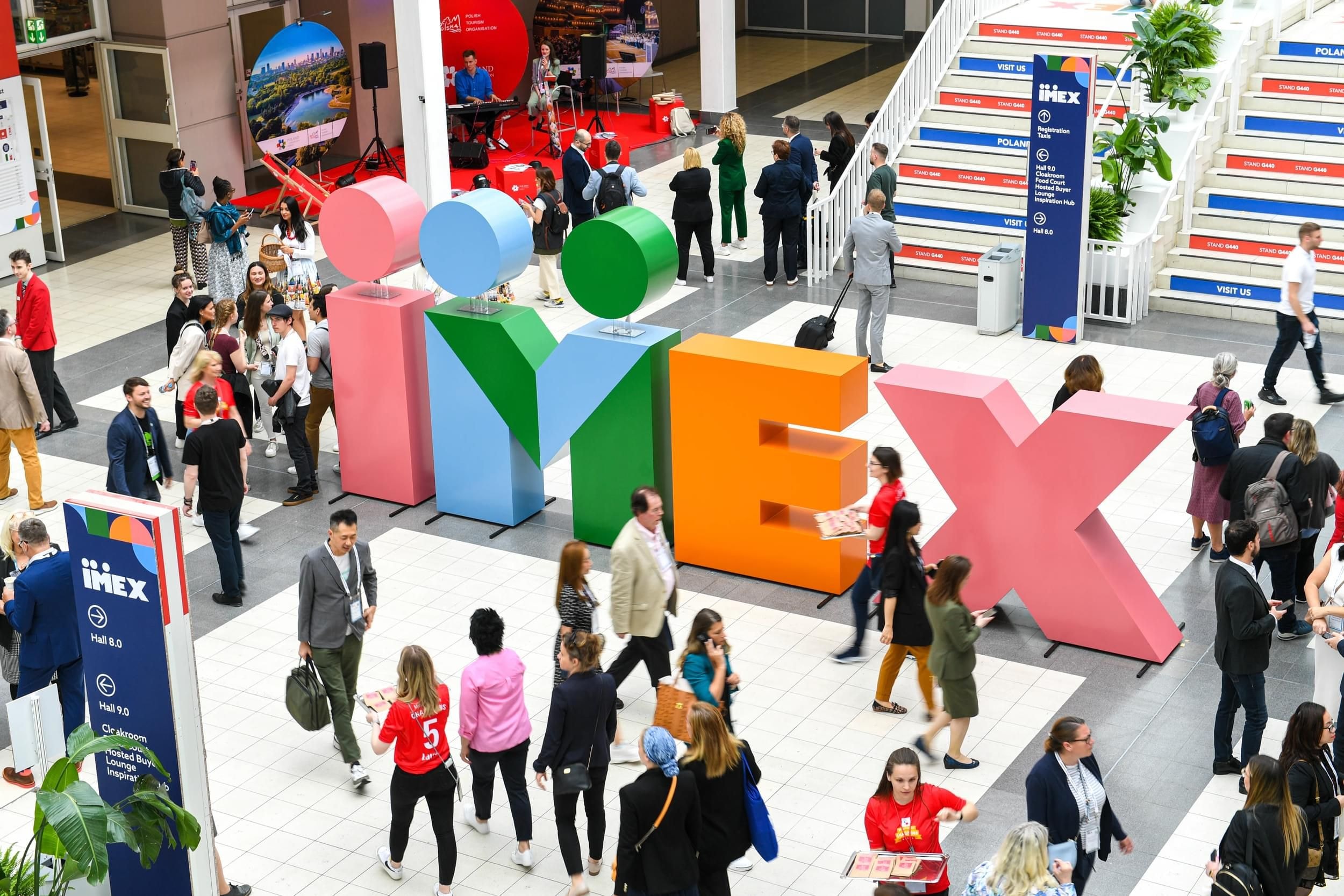Messebesucher vor den Buchstaben IMEX