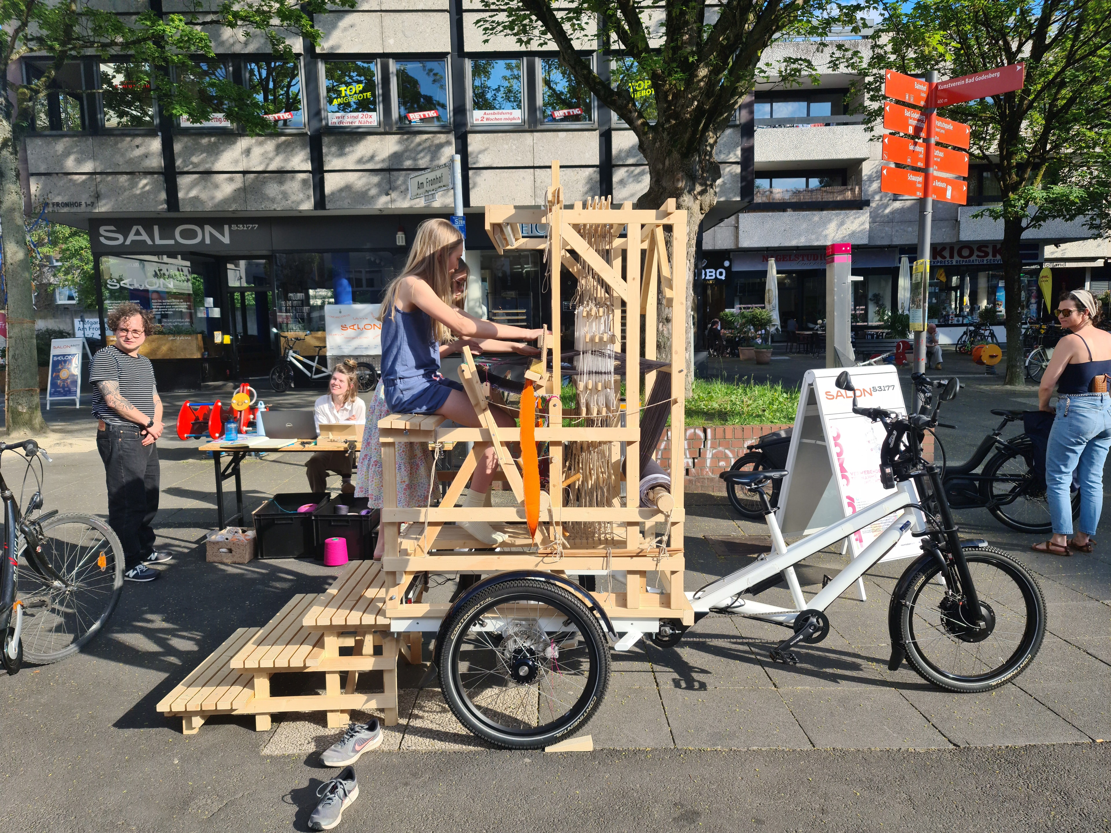 Ein mobiler Webstuhl ist auf einem Lastenrad integriert