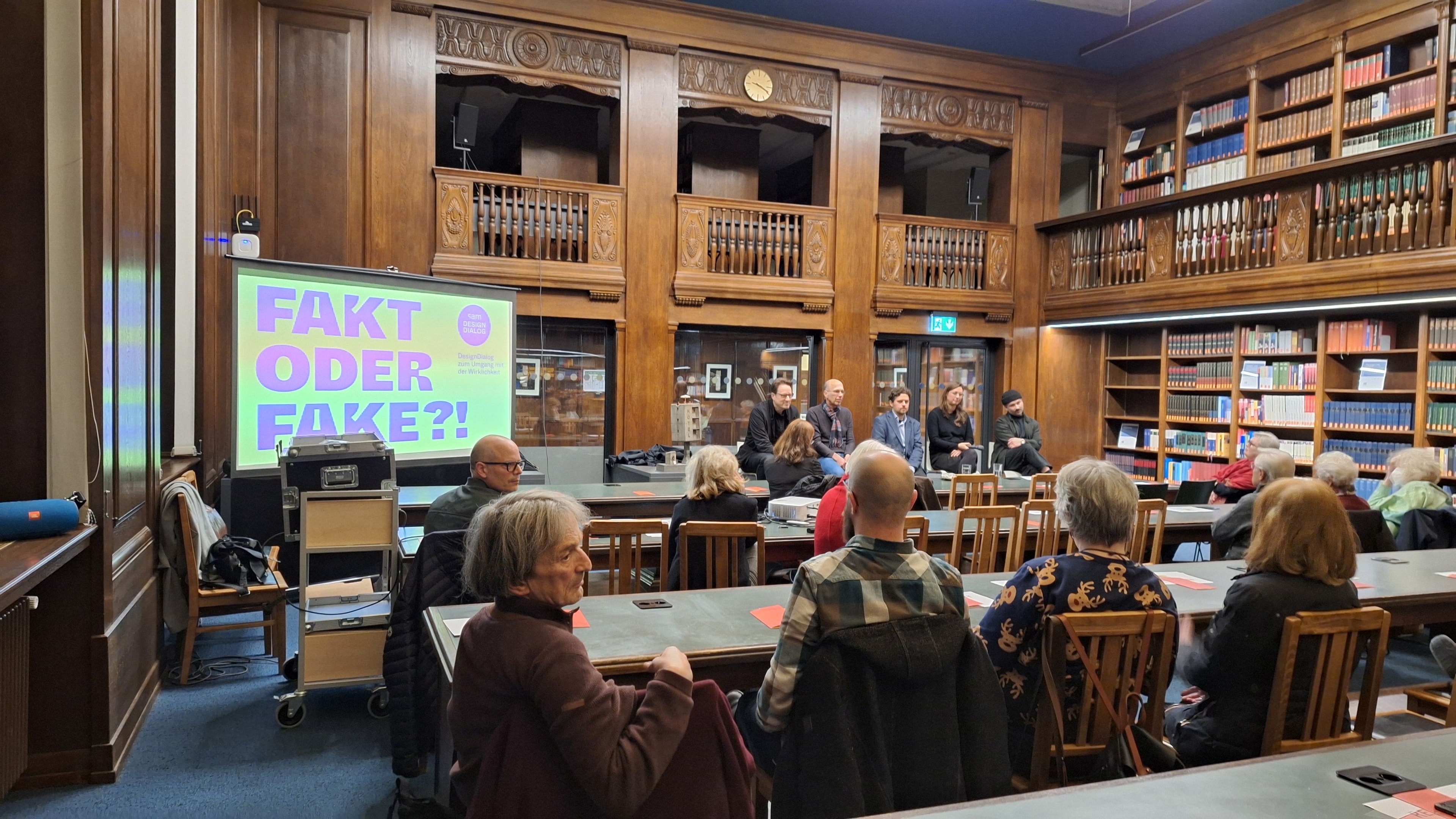 Gruppe Menschen sitzen gesammelt zusammen