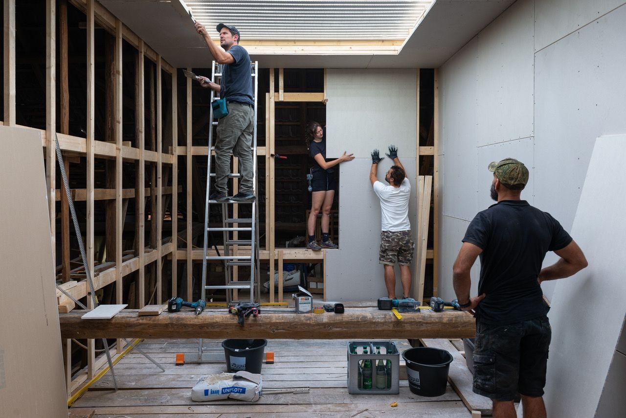 Handwerkerinnen arbeiten an einem Raum 