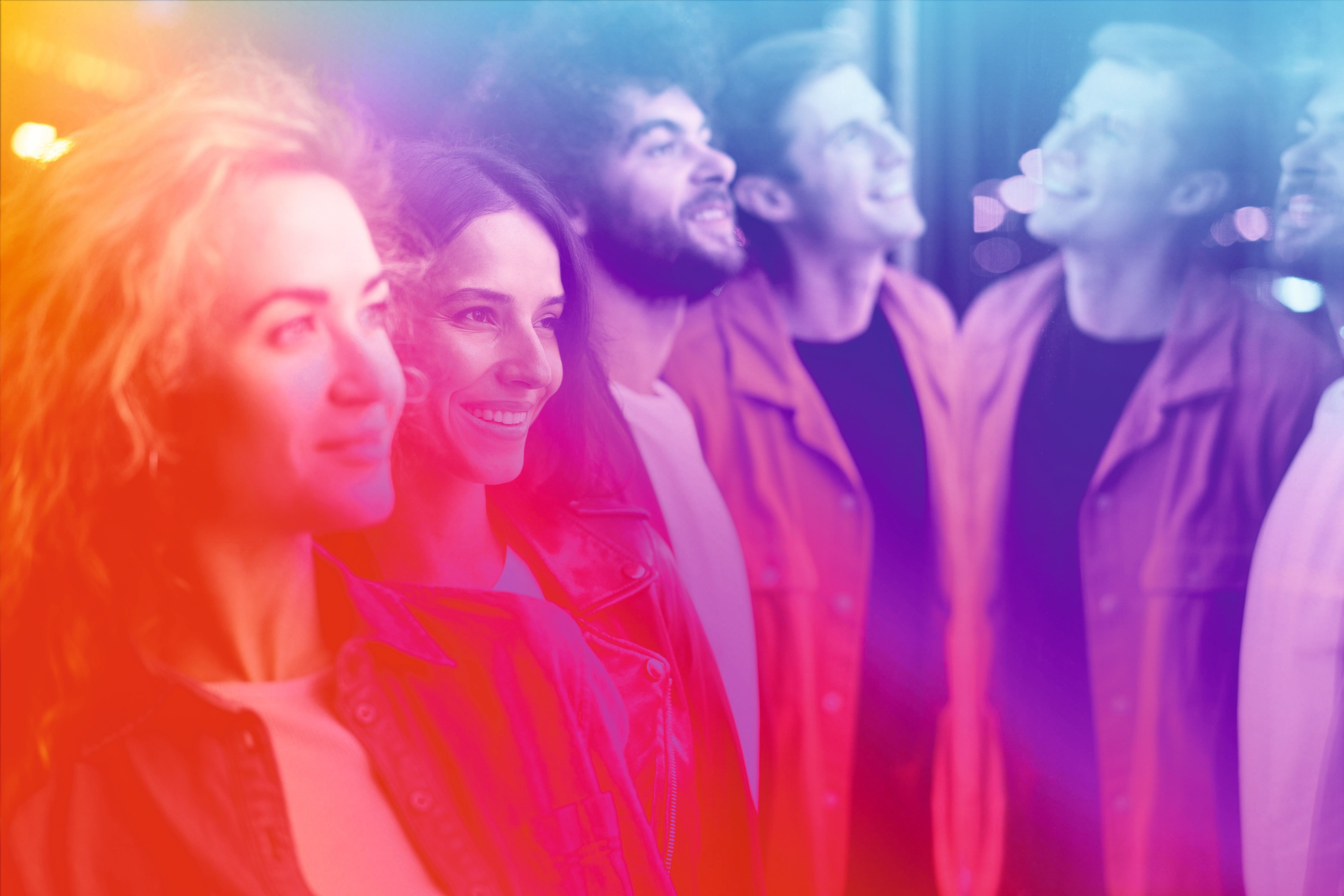 Lachende Menschen stehen zusammen. 