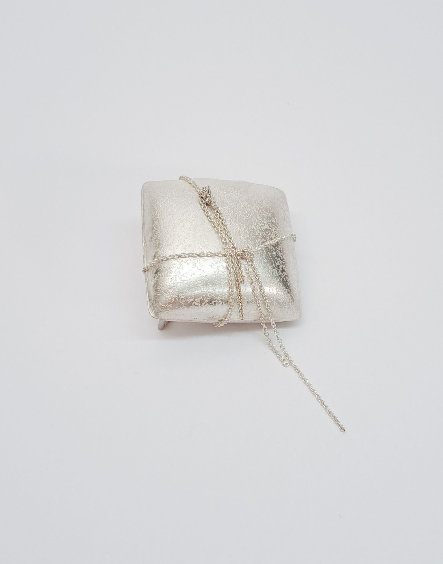 Nele Fleischmann, Brosche, 2024, Smaragd, 925/000 Silber, Foto: Staatliche Zeichenakademie Hanau