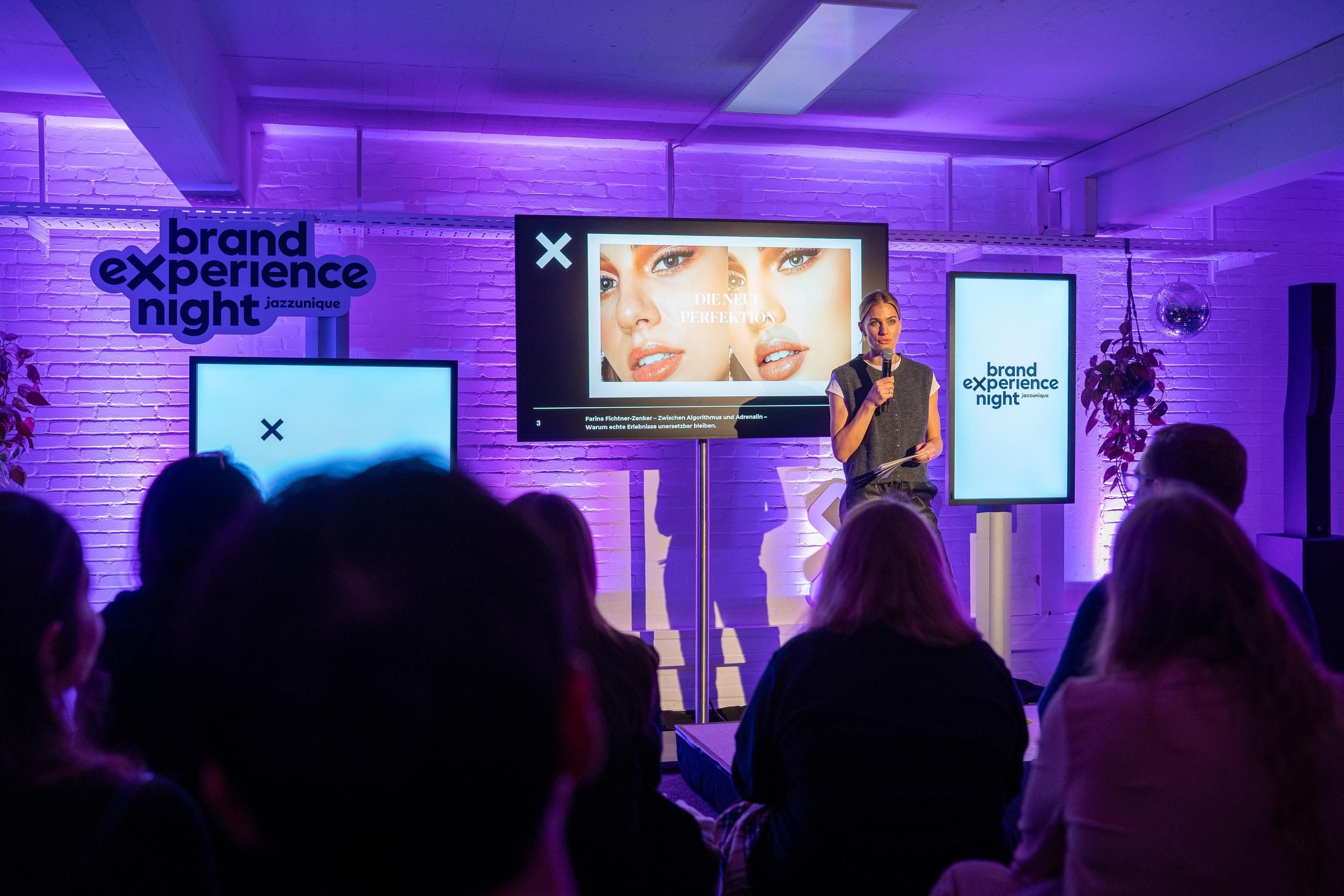 Eine Frau steht auf der Bühne und hält einen Vortrag im Rahmen der Brand Experience Night