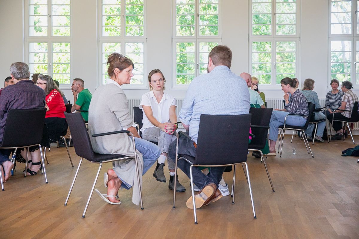 Menschen unterhalten sich in einer kleinen Gruppe