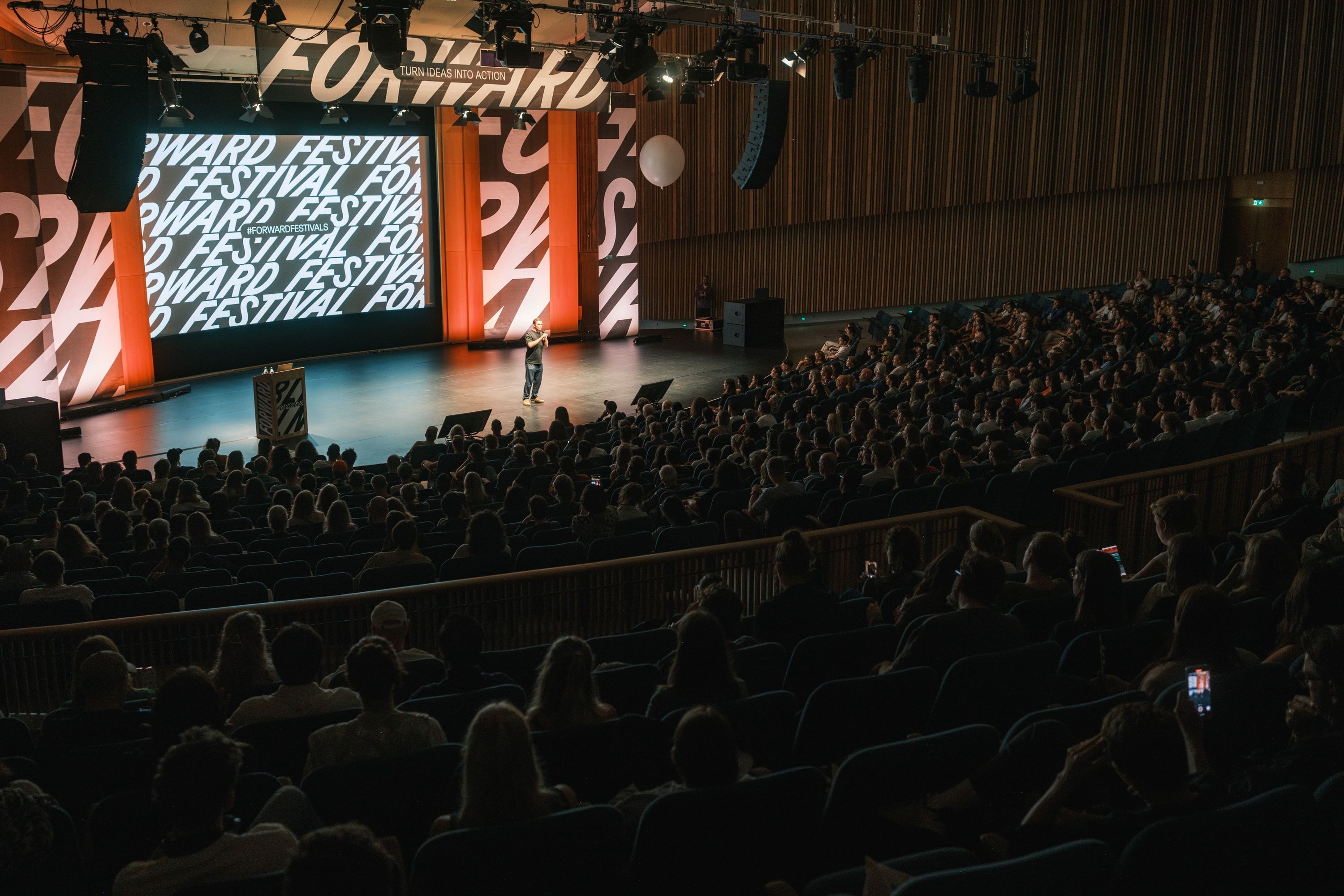 Blick auf die Bühne des Forward Festival in Berlin 2025