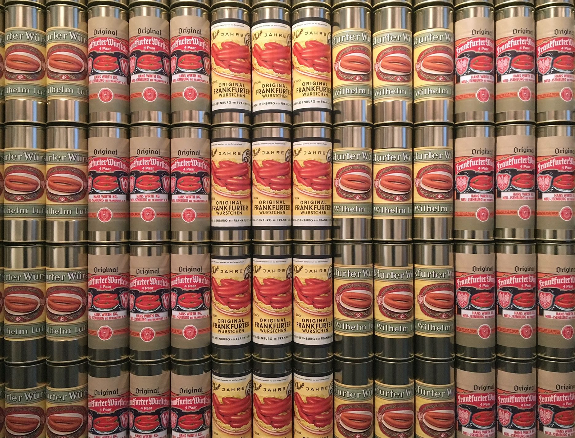 Konservendosen mit Wurst stehen gestapelt
