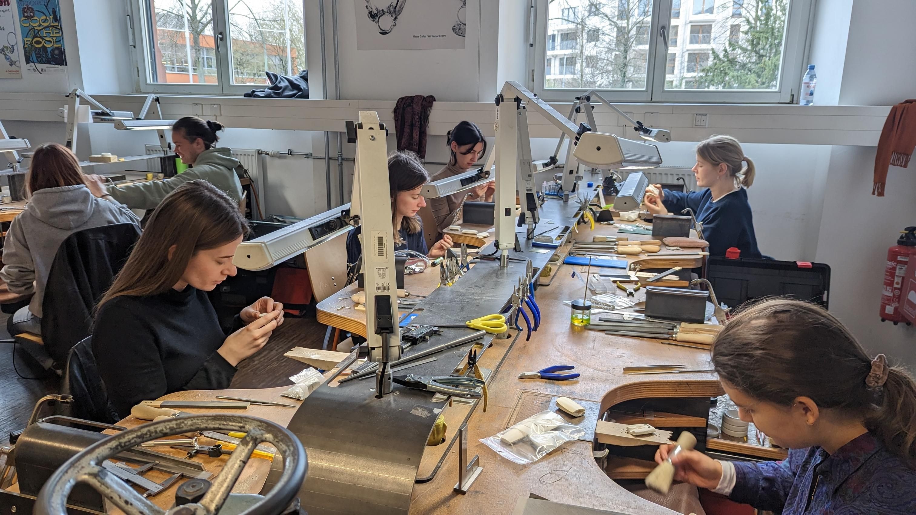 Junge Menschen arbeiten in den Werkstätten der staatlichen Zeichenakademie