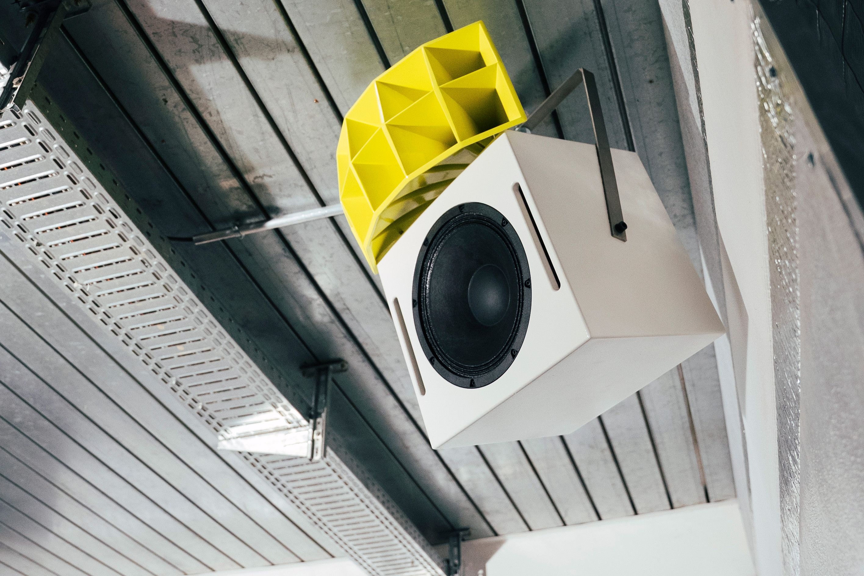 Ein Lautsprecher hängt von einer Decke des Clubs Tokonoma. 