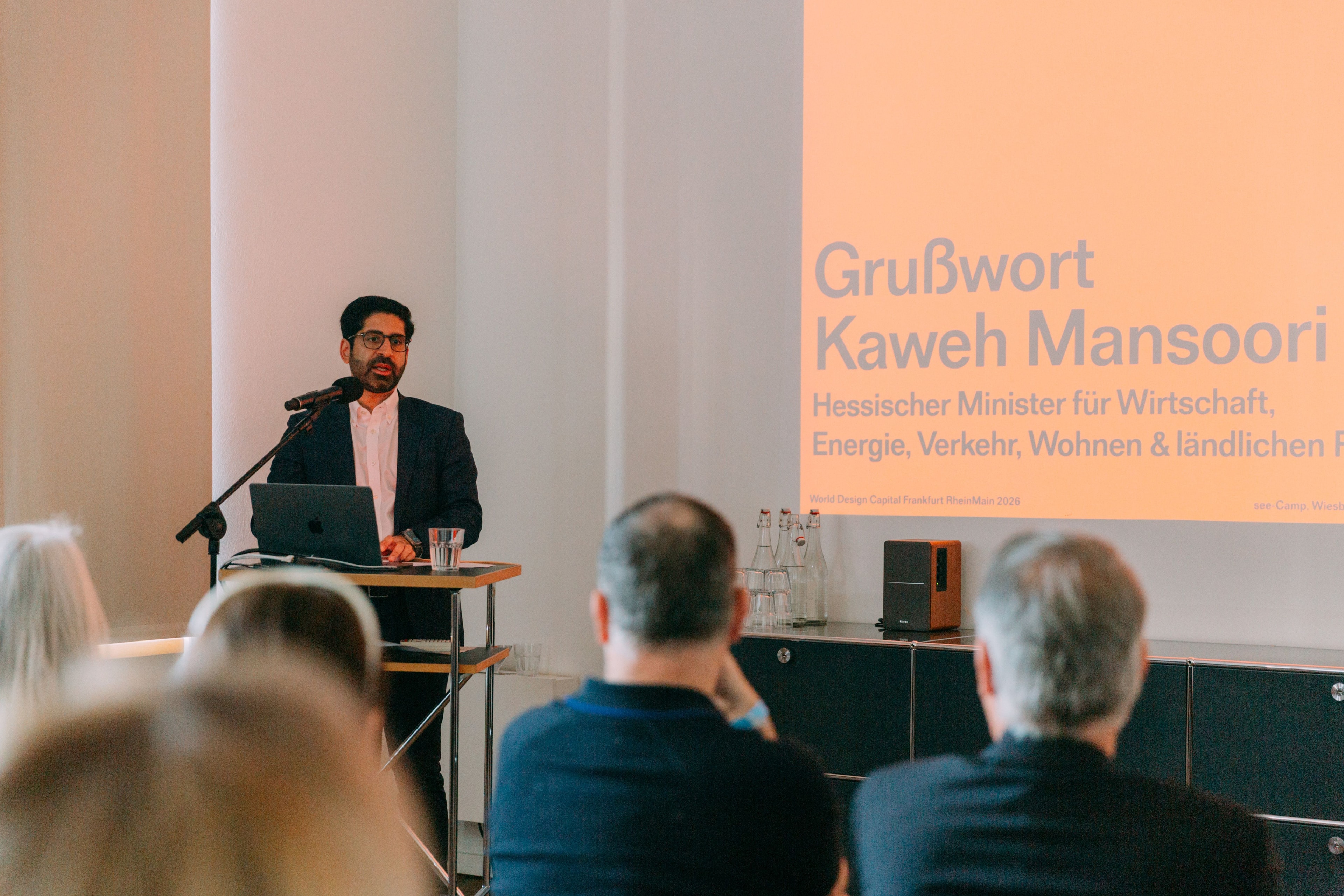Minister Kaweh Mansoori am Rednerpult