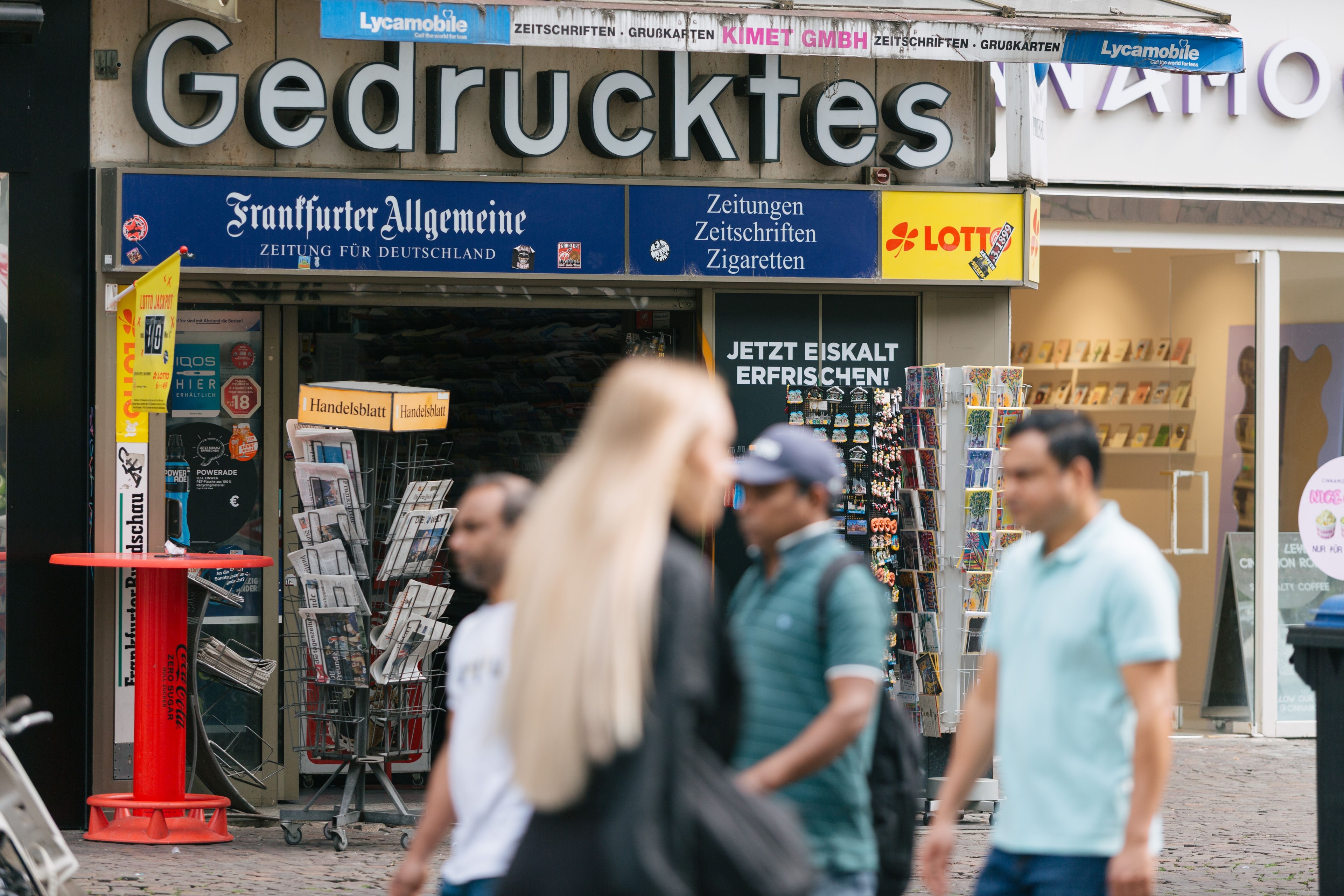 Kiosk mit Zeitungen vor der Tür