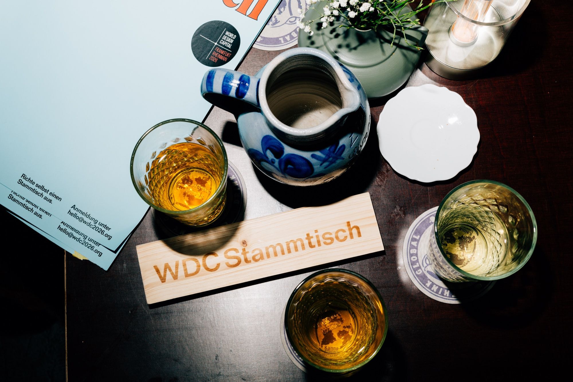 Ein Tisch mit Apfelweingläsern, einem Bembel und dem Schriftzug WDC-Stammtisch