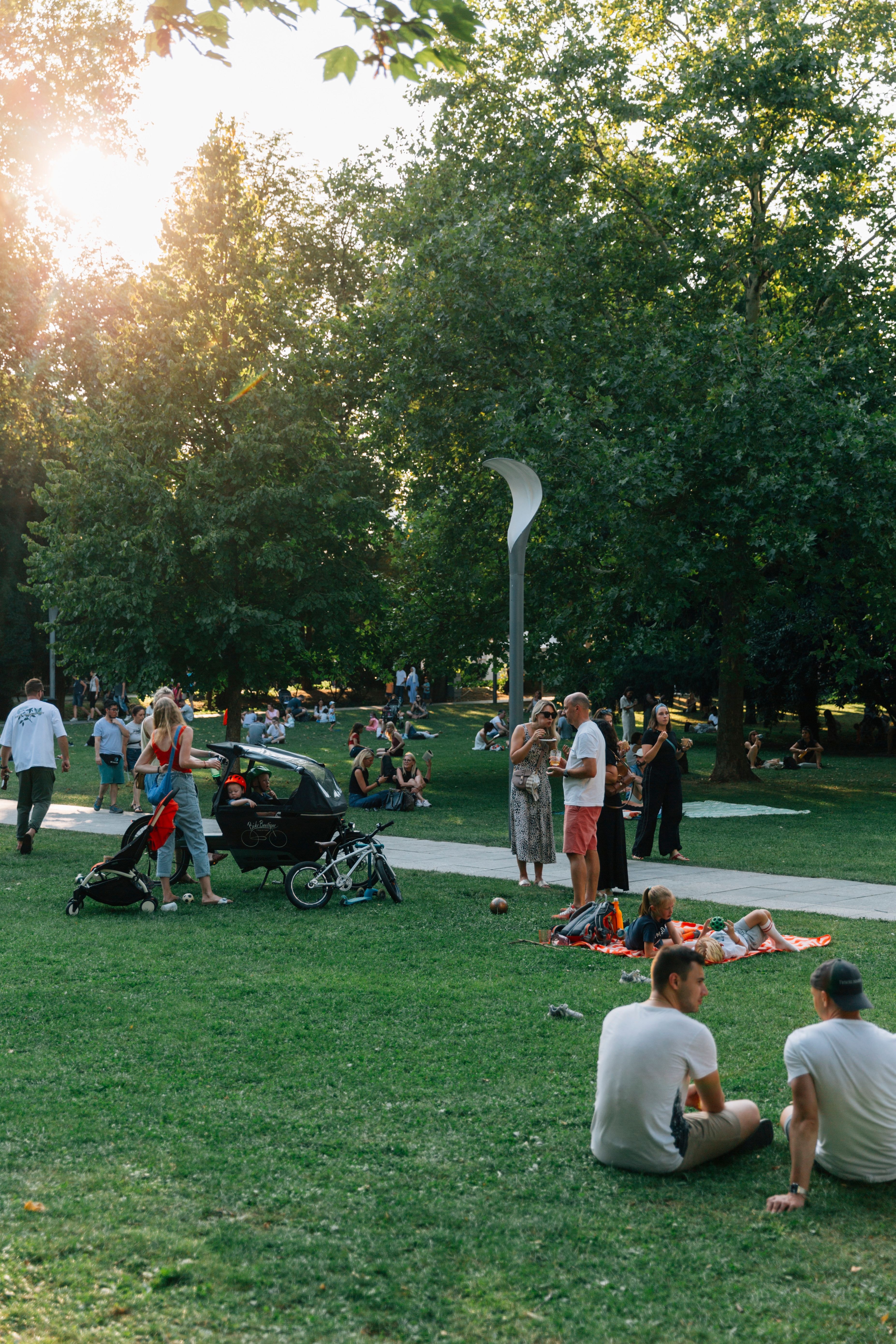 Menschen sitzend in einem Park