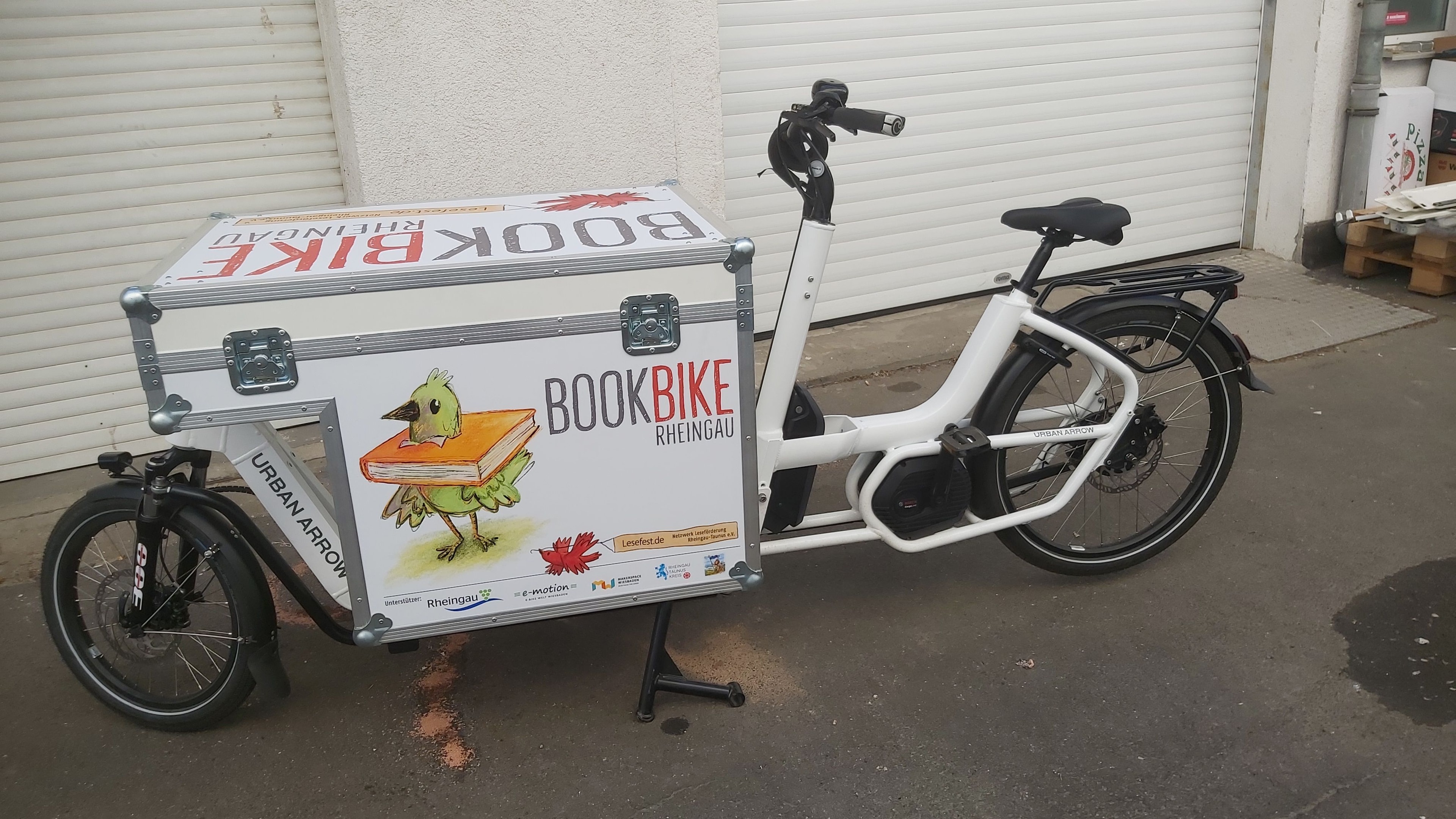 Ein Lastenrad mit einer Bücherkiste vorne