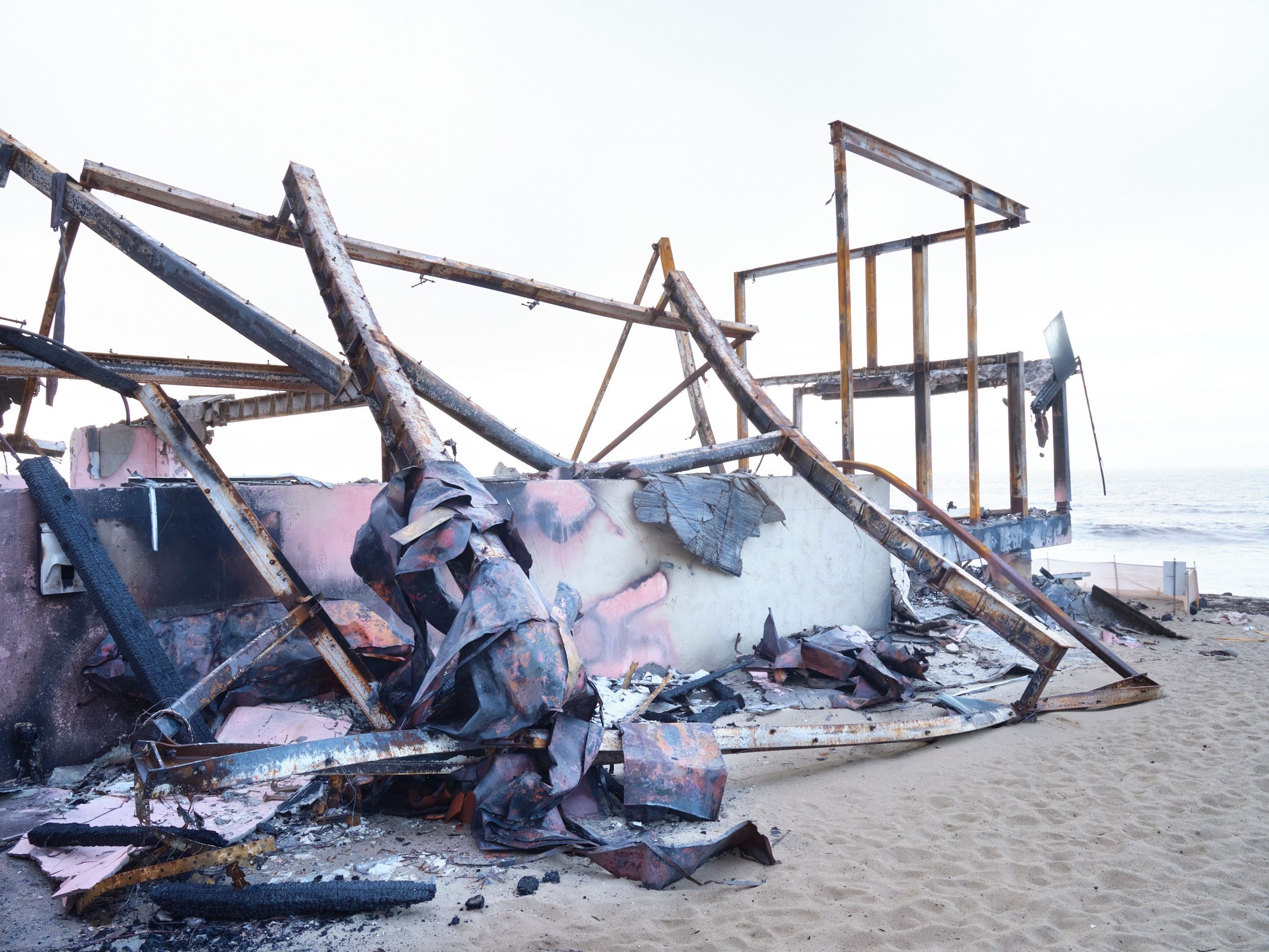 Brandruine eines Gebäudes am Strand