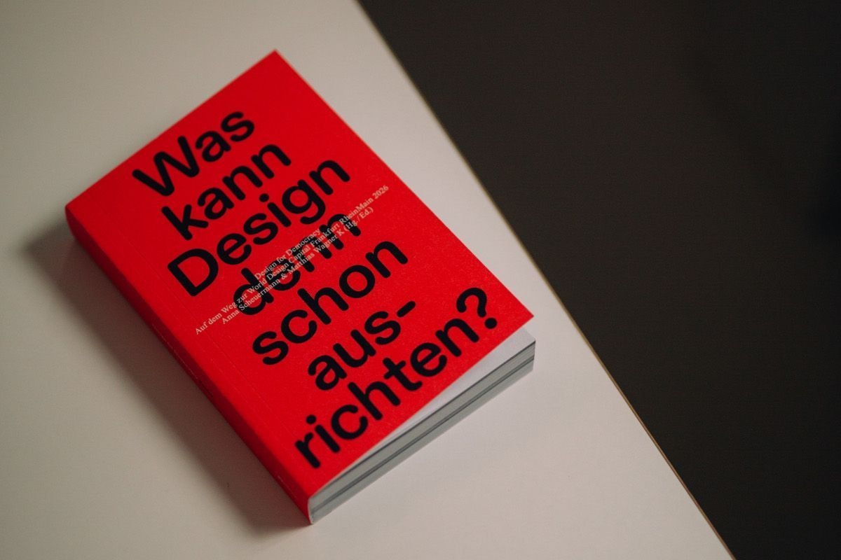 Foto eines roten Buchs mit dem Titel "Was kann Design denn schon ausrichten?"