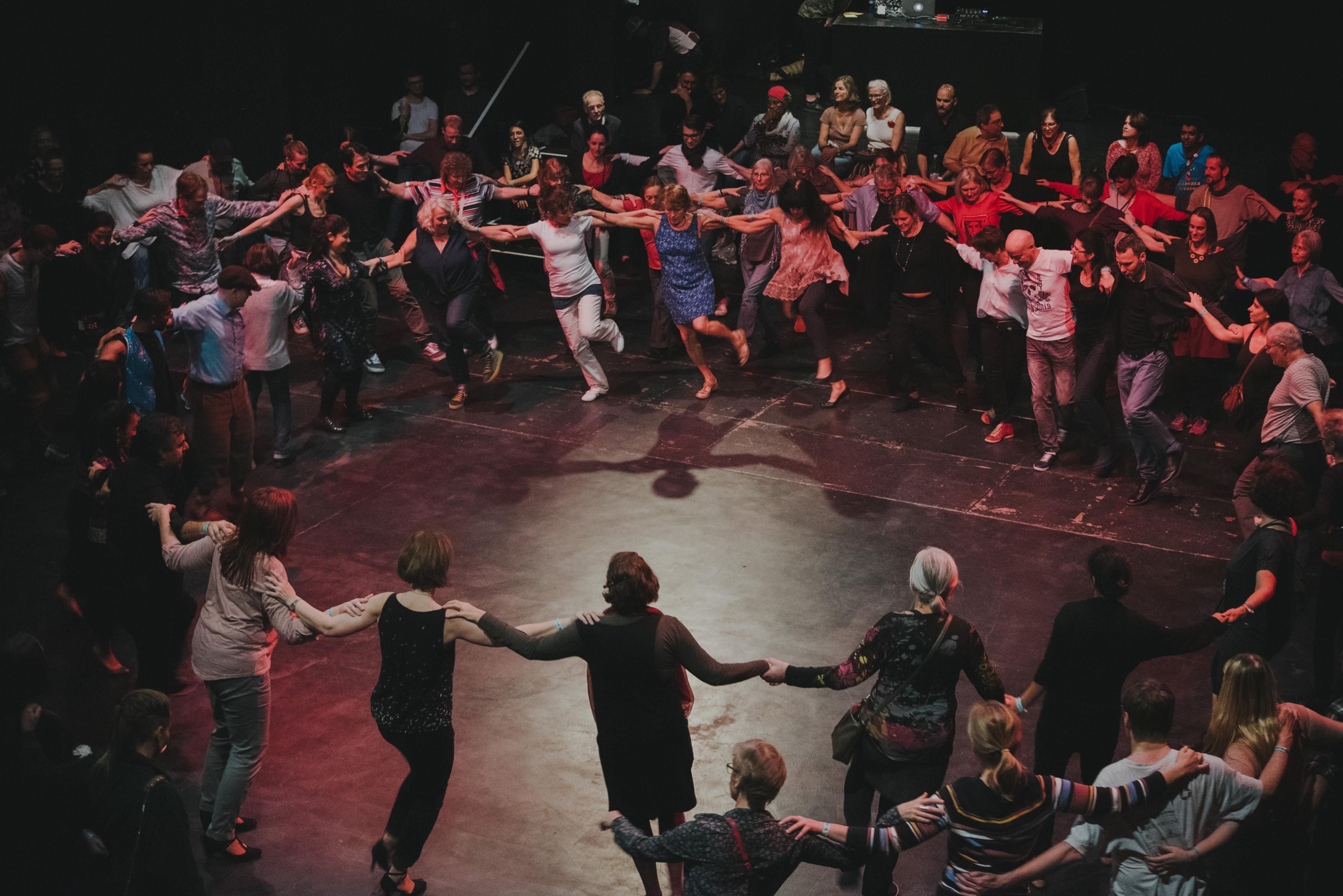 Menschen tanzen gemeinsam auf einer großen Bühne