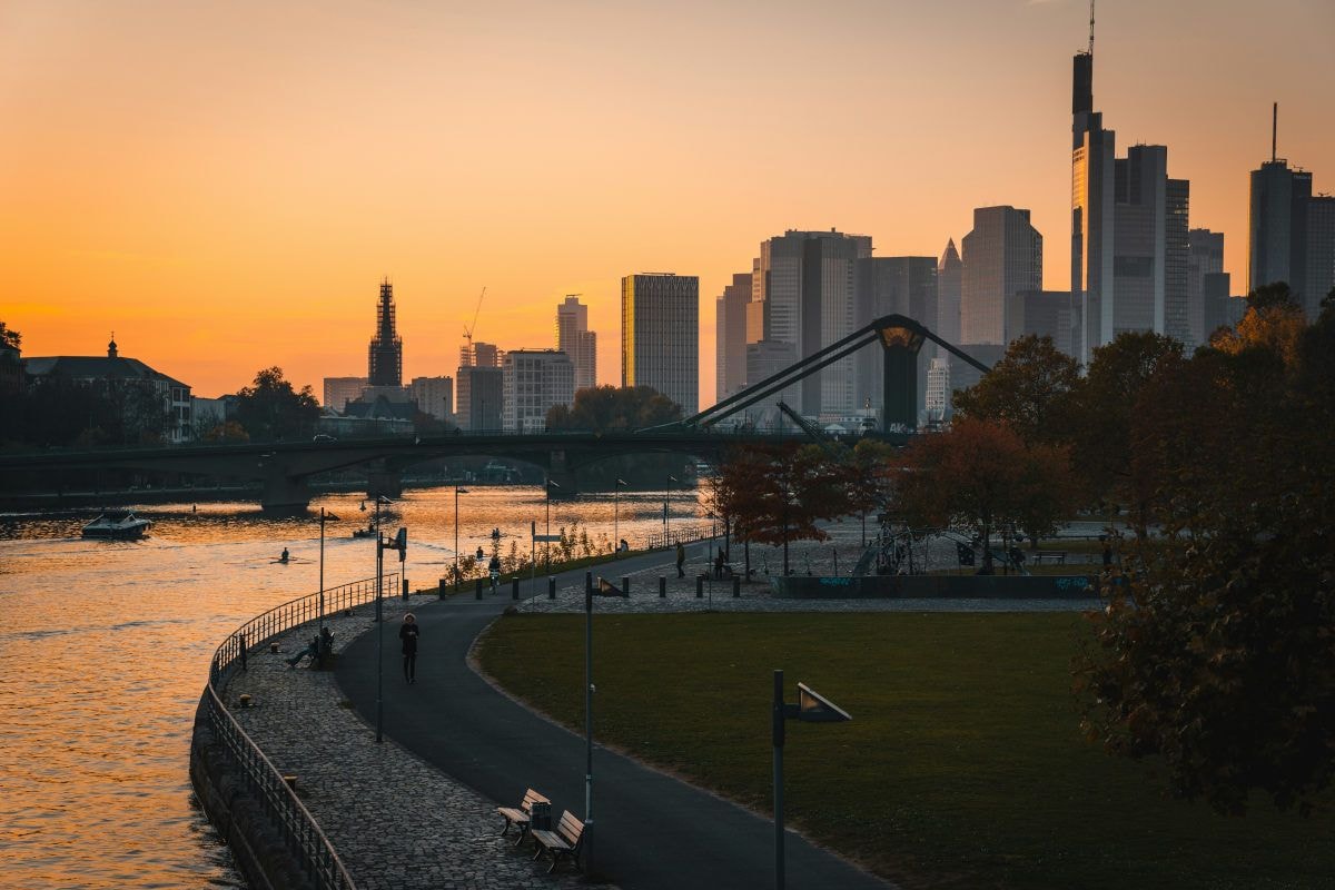 Foto der Frankfurter Skyline bei Sonnenuntergang