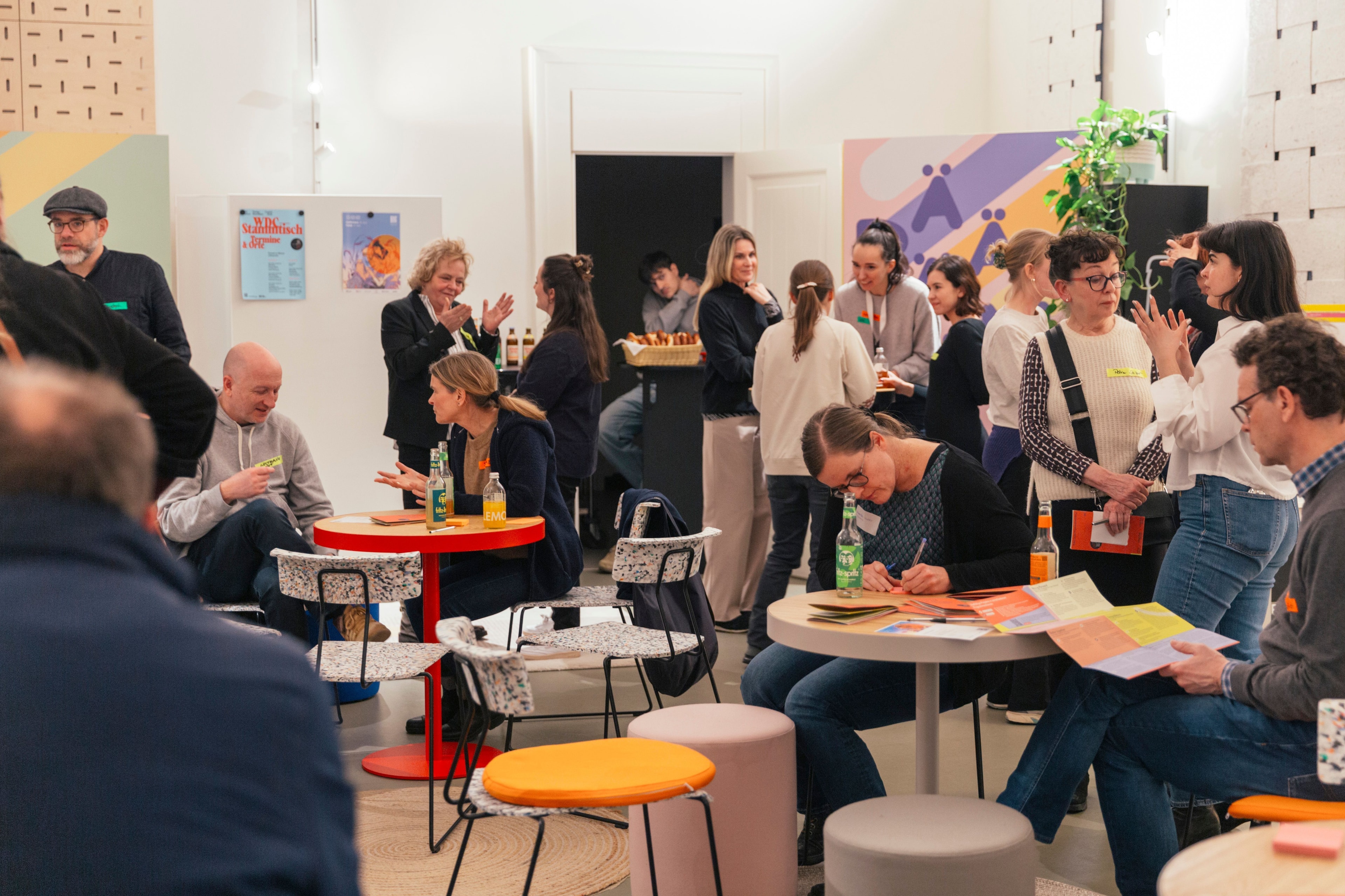 Foto von Menschen beim WDC-Stammtisch im Heimathafen, Wiesbaden