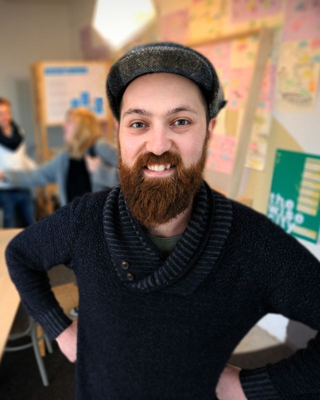 Conor Trawinski ist Social Designer und Systems Thinker mit Fokus auf prozessorientiertes Design im Kontext gesellschaftlicher Transformation.